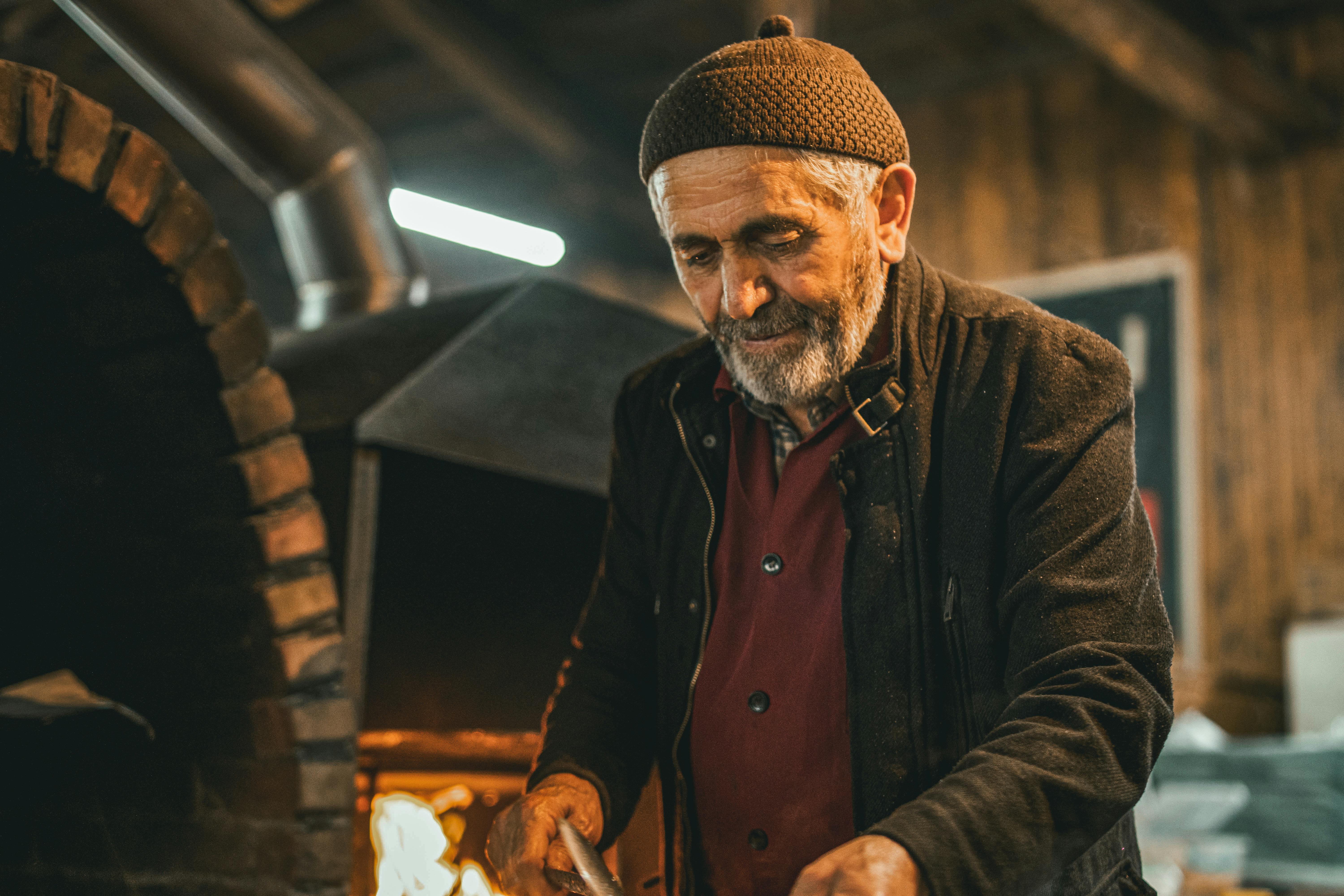 Photos gratuites de à l'intérieur, adulte mature, âgé