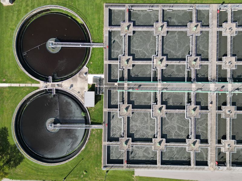 Station moderne de traitement des eaux avec bassins de filtration