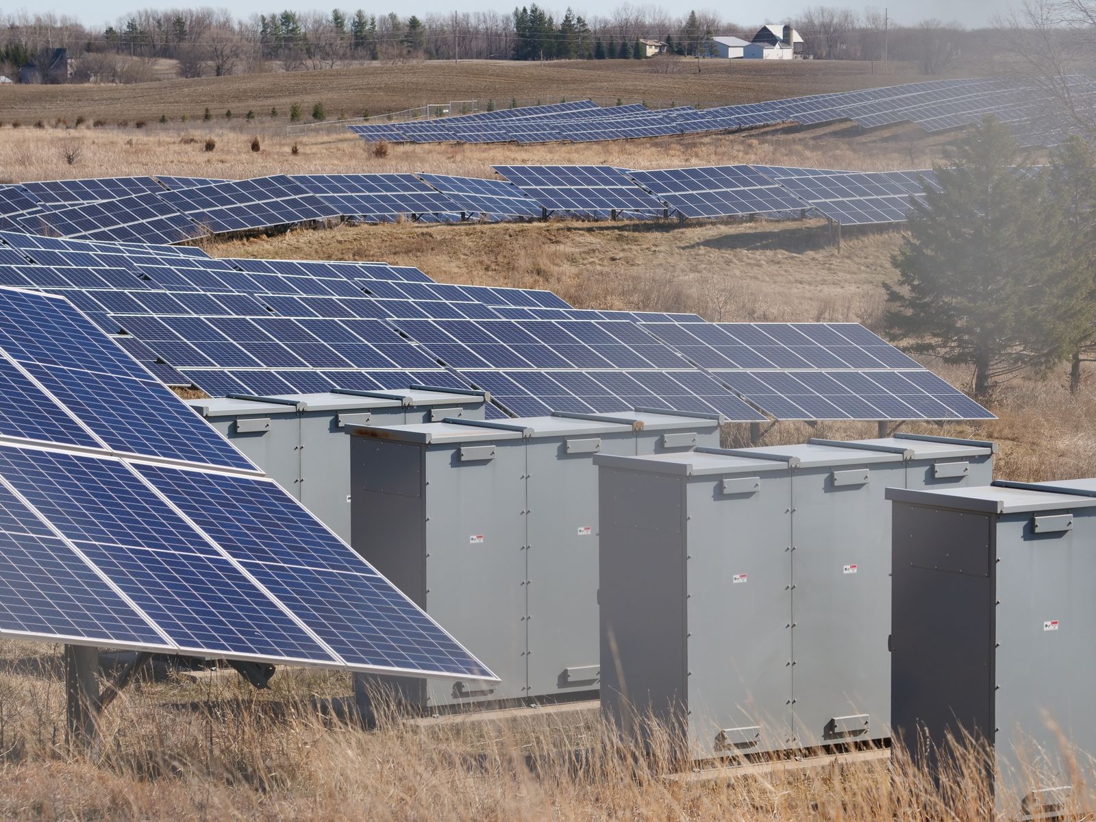 Profesional inspeccionando una instalación solar, fotografía referencial