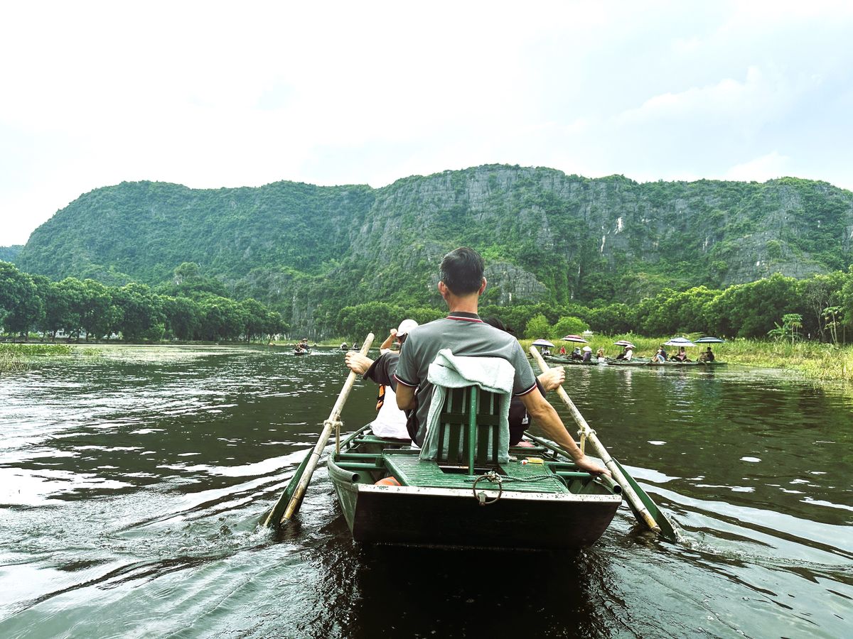 Paseo en barca por el río de Tam Coc, Ninh Binh, entre formaciones kársticas