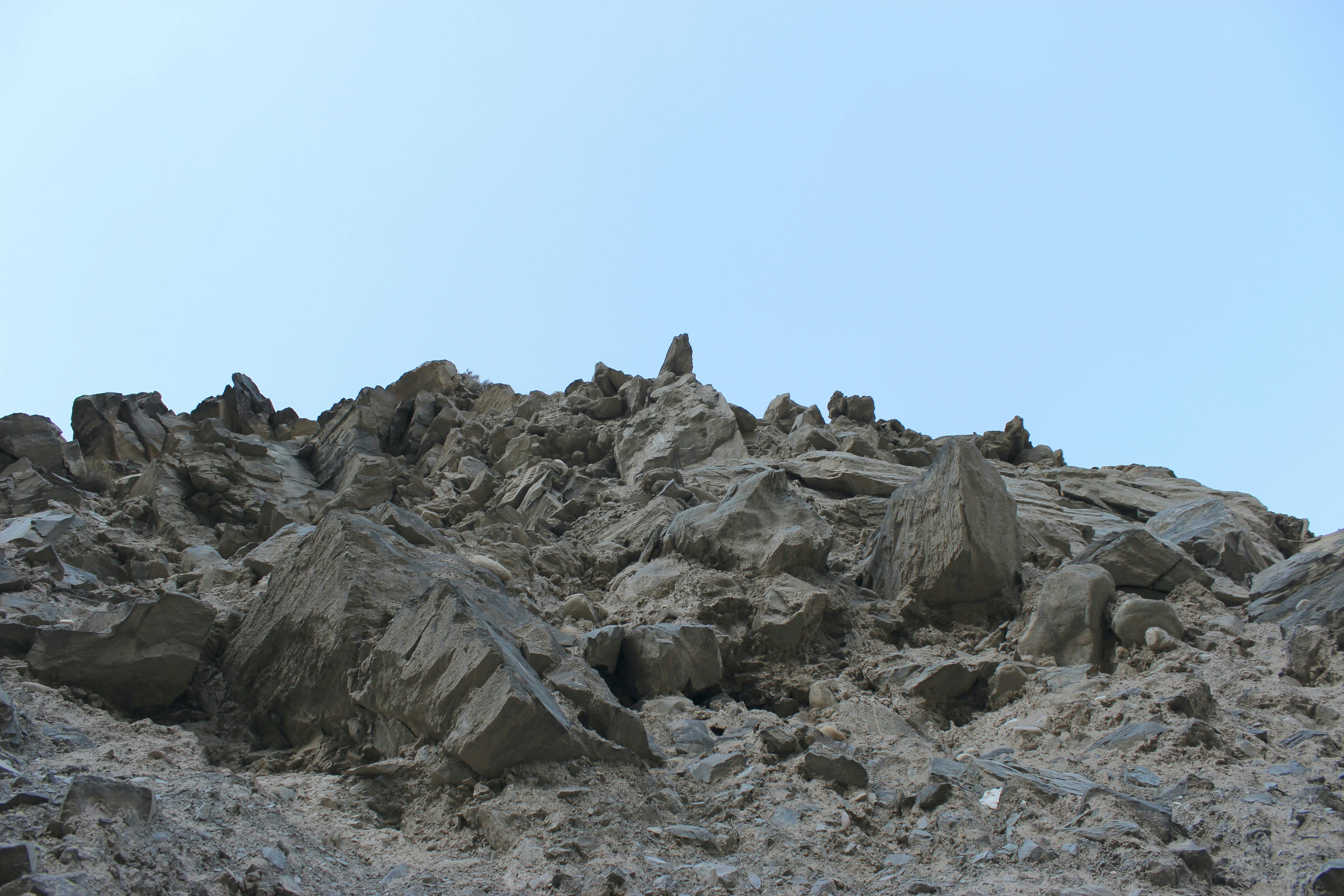 Dangerous Stones held by sand only