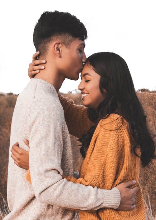 Foto Dell'uomo Che Bacia La Fronte Della Donna