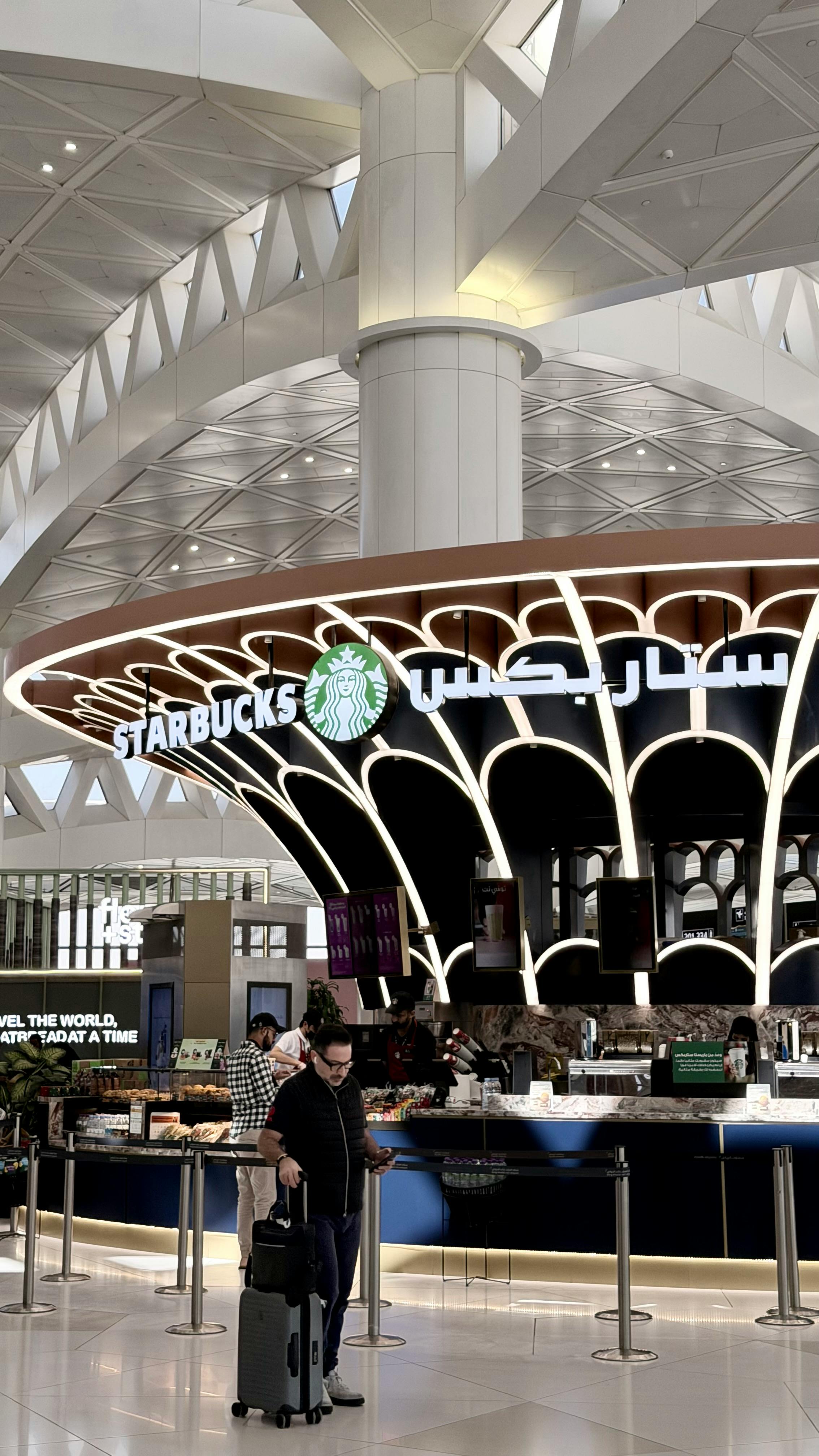 Walizka bagaz rejestrowany na lotnisku - przygotowania do lotu Buzz