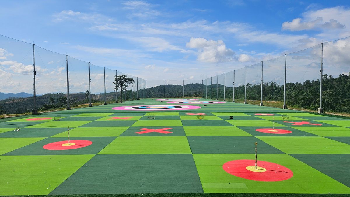 ターゲットグリーンのある広いゴルフ練習場の全景