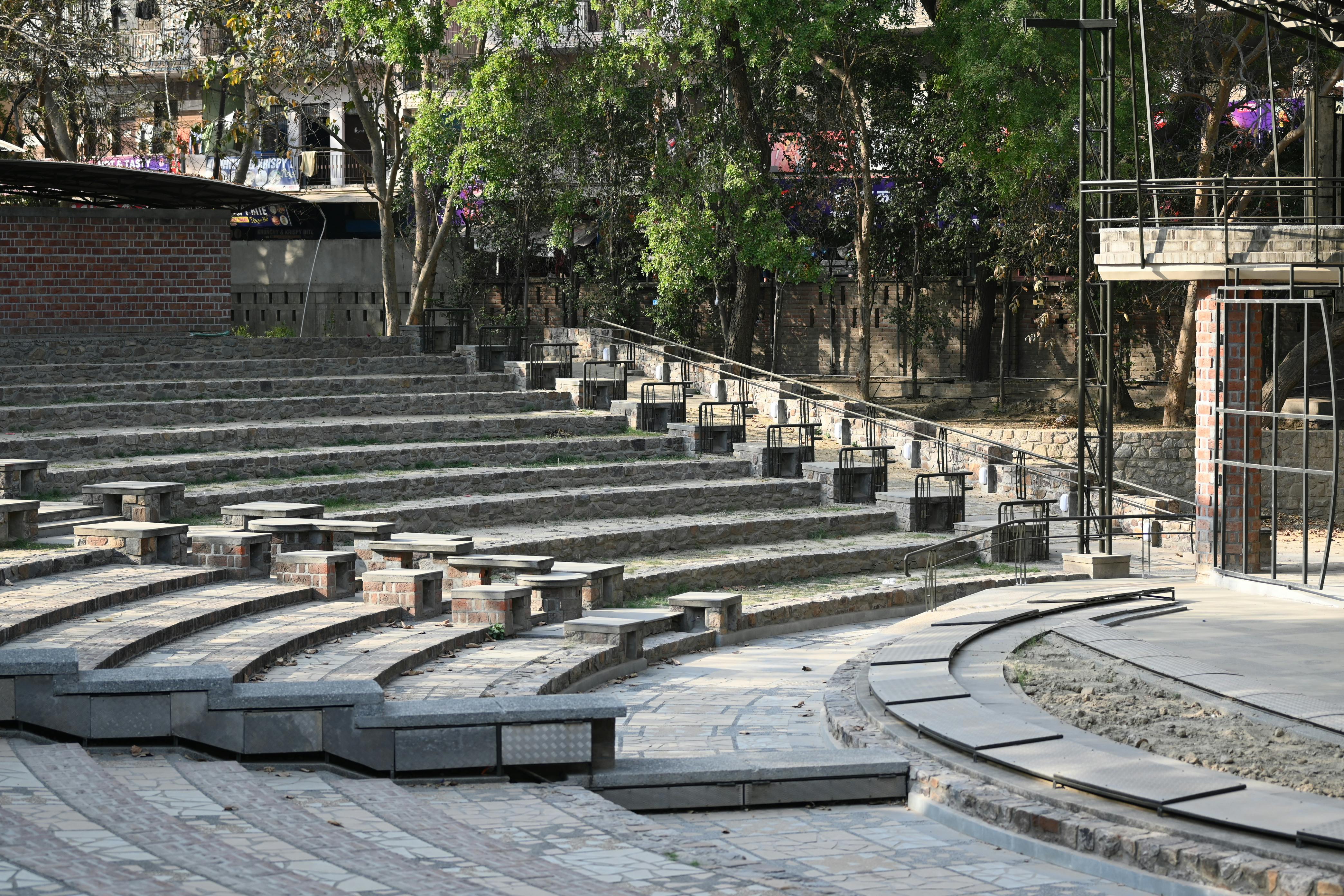 De franc Amfiteatre modern a l'aire lliure amb escales de pedra a Mumbai, ideal per a esdeveniments. Foto d'estoc