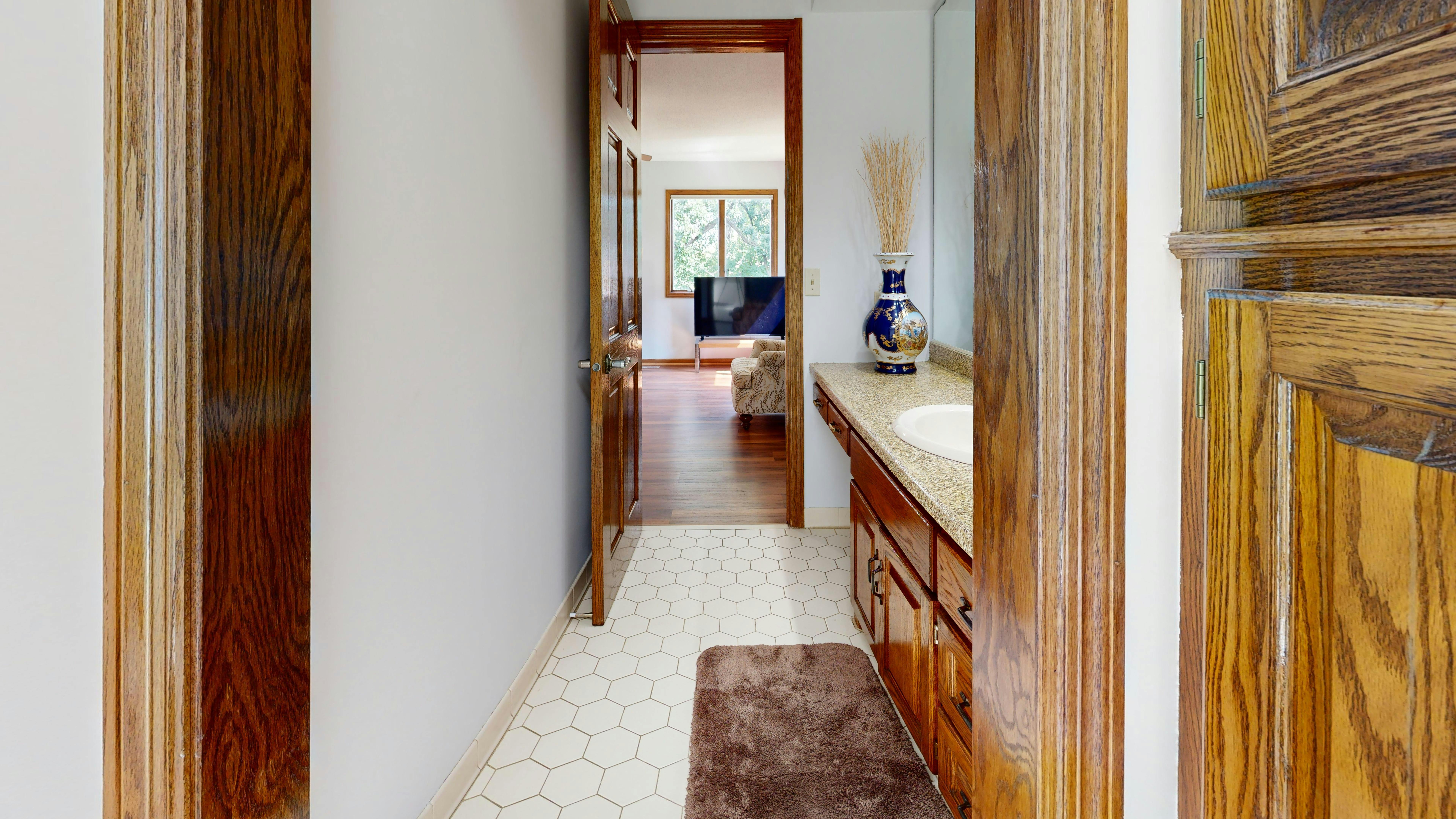 Schmaler Flur mit rutschfestem Läufer und gutem Abstand zu den Türen