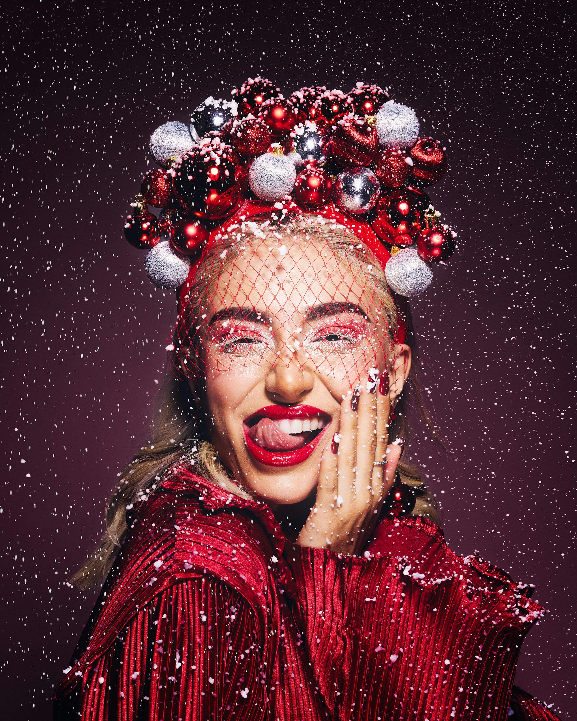 De franc Una dona alegre amb llavis vermells i un tocat de Nadal celebra les festes amb il·lusió. Foto d'estoc