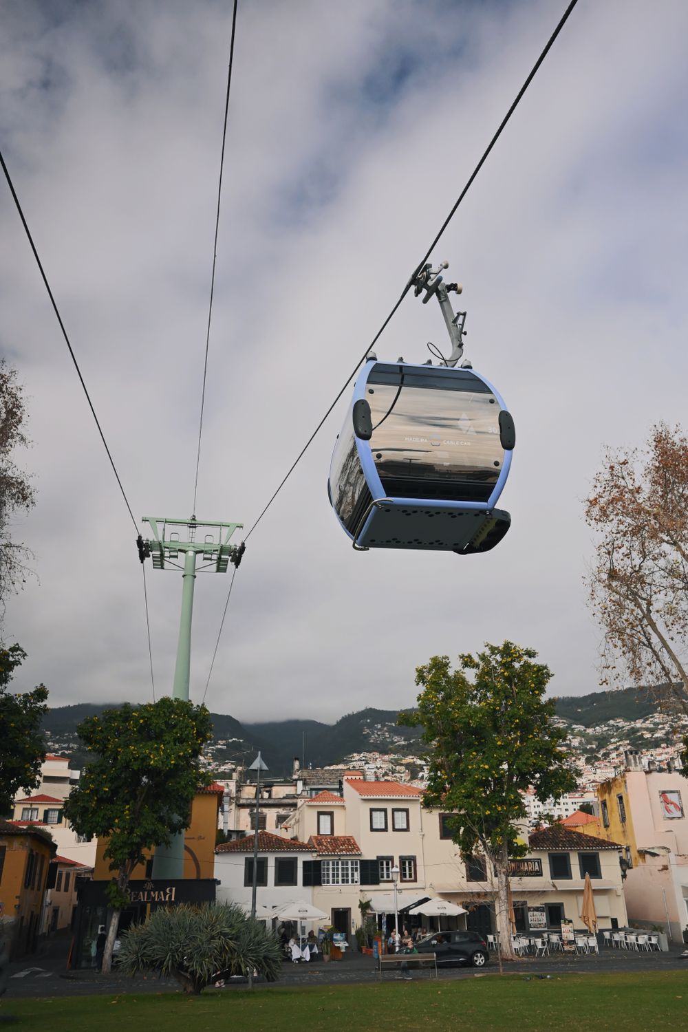 Telecabina deasupra orașului Funchal, cu golful în fundal