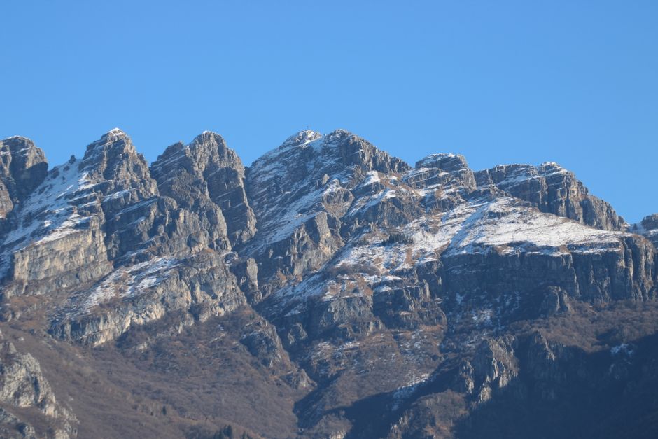 Como Transformar o Medo em Força Pessoal e Criativa 2 Breathtaking view of snow-covered mountain peaks in Lombardy, Italy under a clear blue sky.