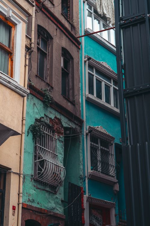 Free Vibrant old buildings in Istanbul showcasing unique architecture and urban charm. Stock Photo