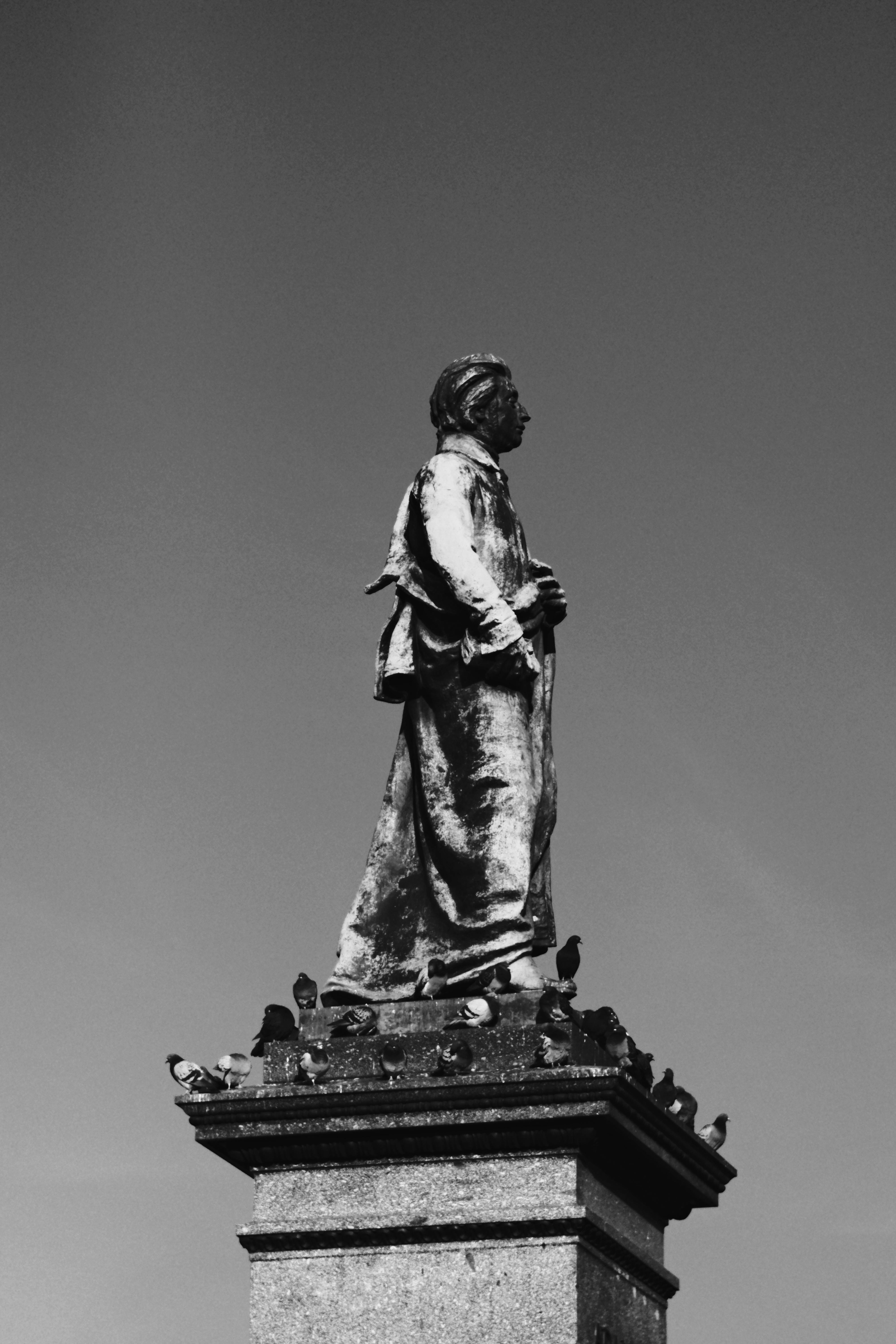 Kostenlos Schwarz-weiße Statue einer historischen Persönlichkeit auf einem Stadtplatz in Krakau, Polen. Stock-Foto