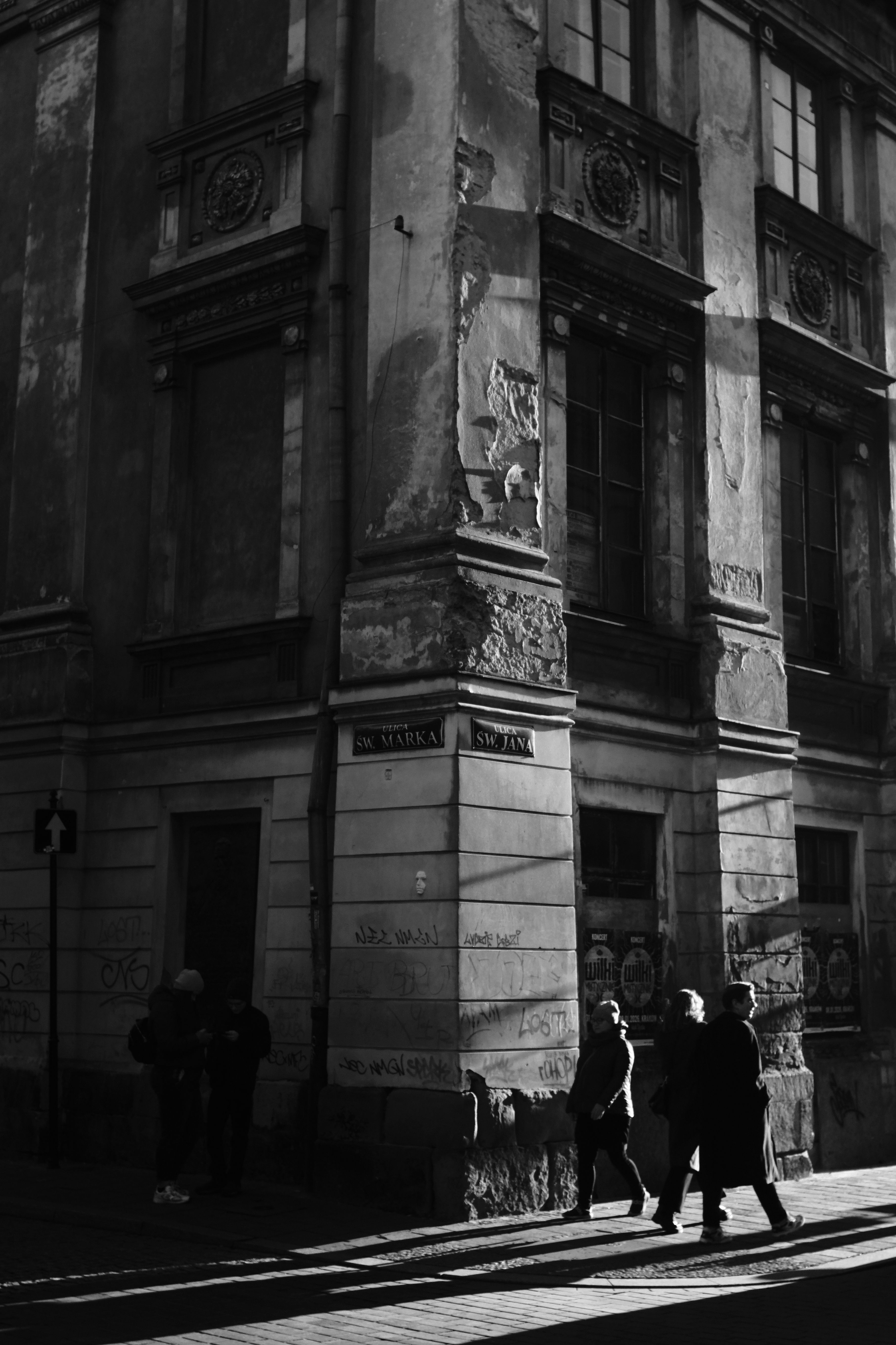 Black and White Street Scene in Kraków · Free Stock Photo