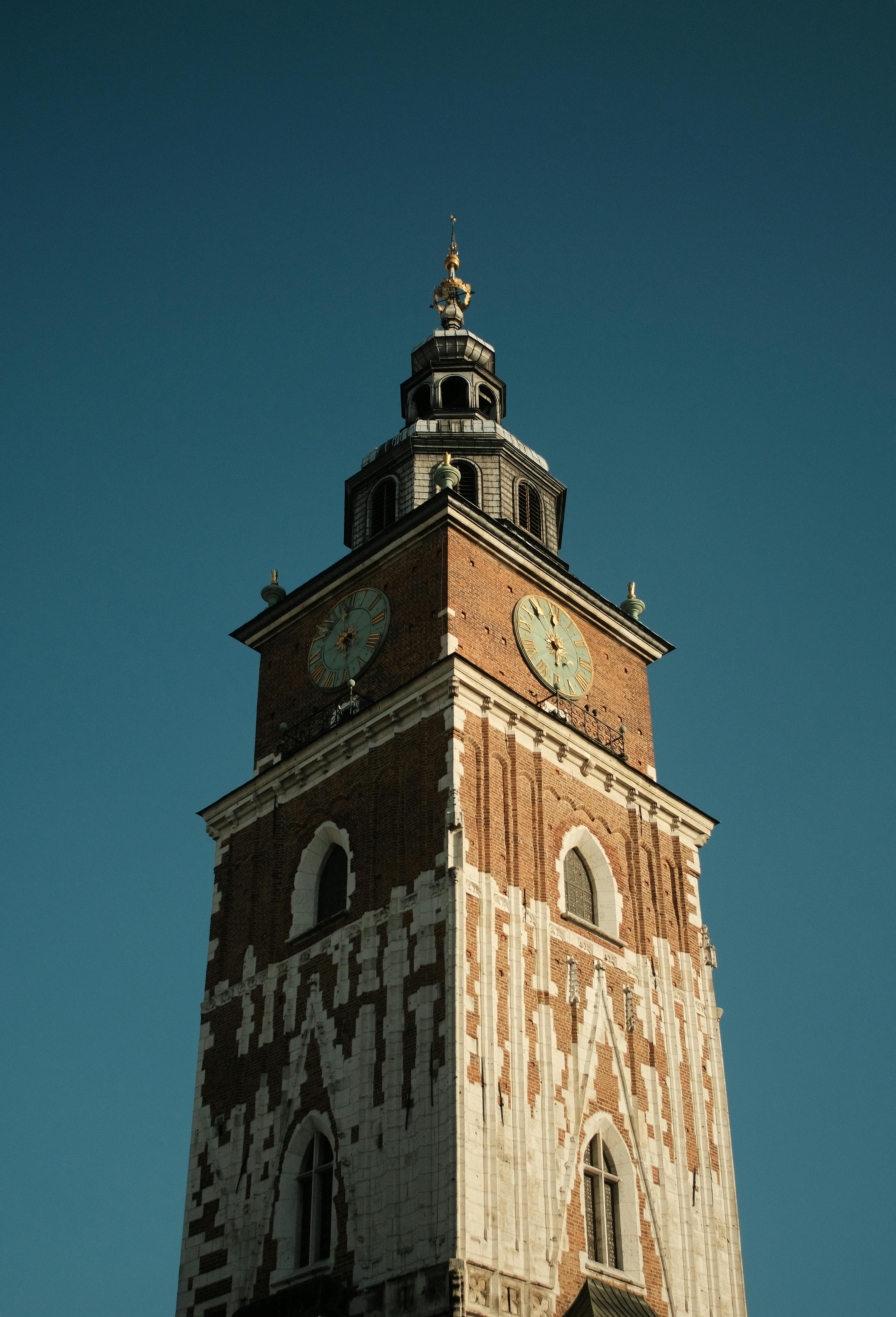 Krakow - historyczna wieza zegarowa na Rynku Glownym