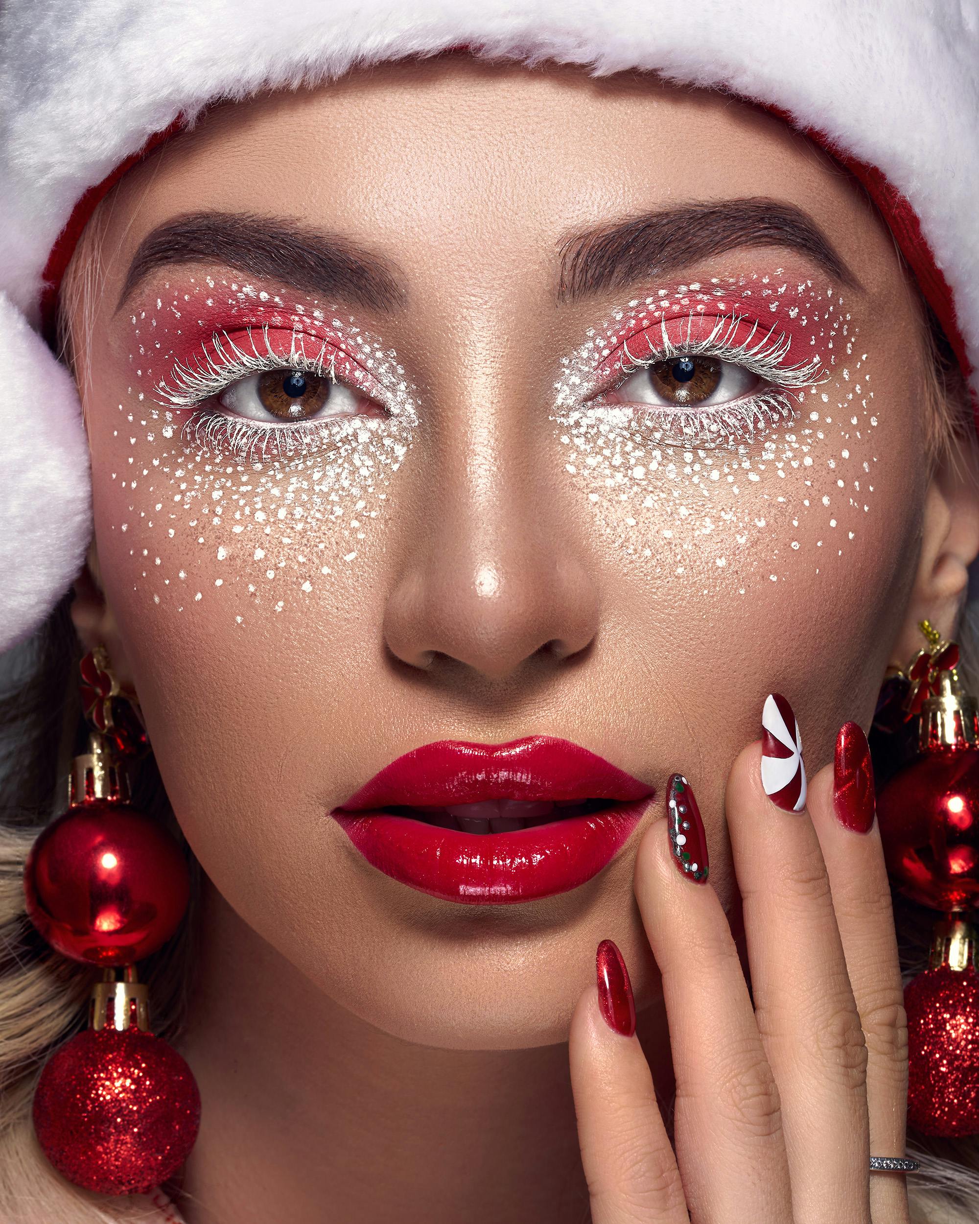 Gratis Retrato en primer plano con maquillaje festivo con labios rojos y accesorios festivos. Foto de stock