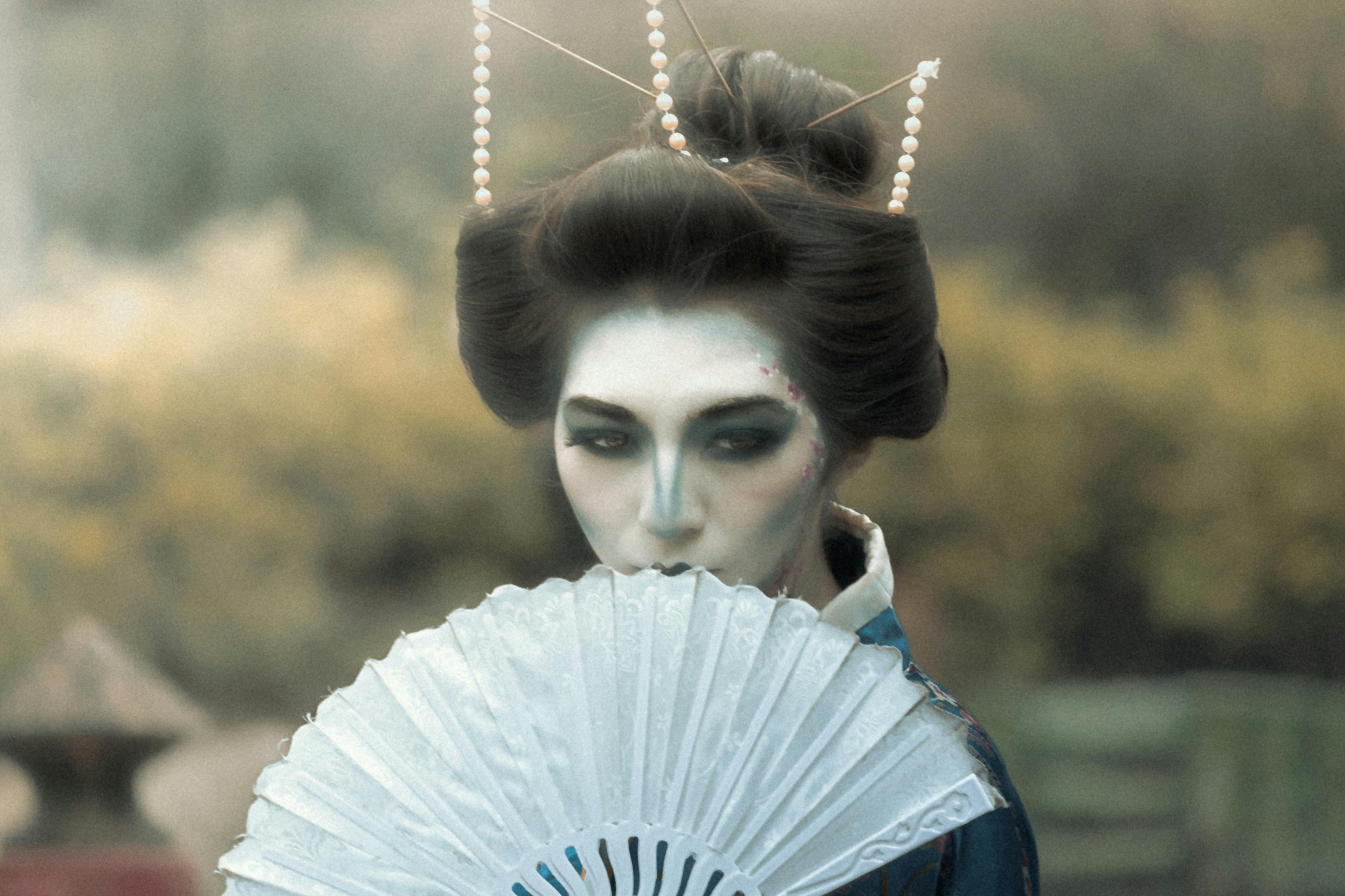 Elegant Geisha with Fan in Traditional Attire · Free Stock Photo, image size:3840x2559