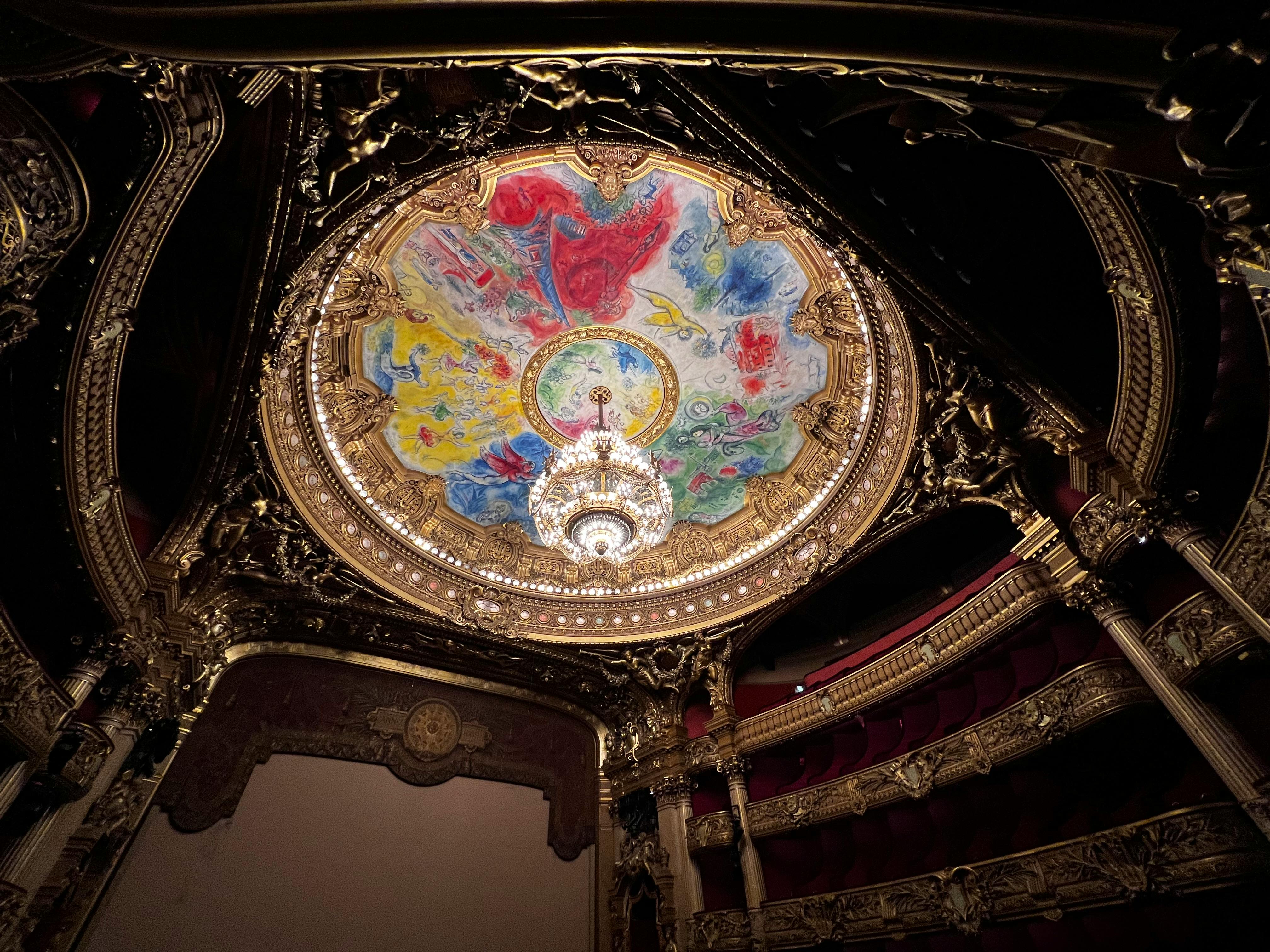 Gratuit Vedere uimitoare a tavanului ornamentat al Operei din Paris, cu opere de artă vibrante și candelabru. Fotografie de stoc