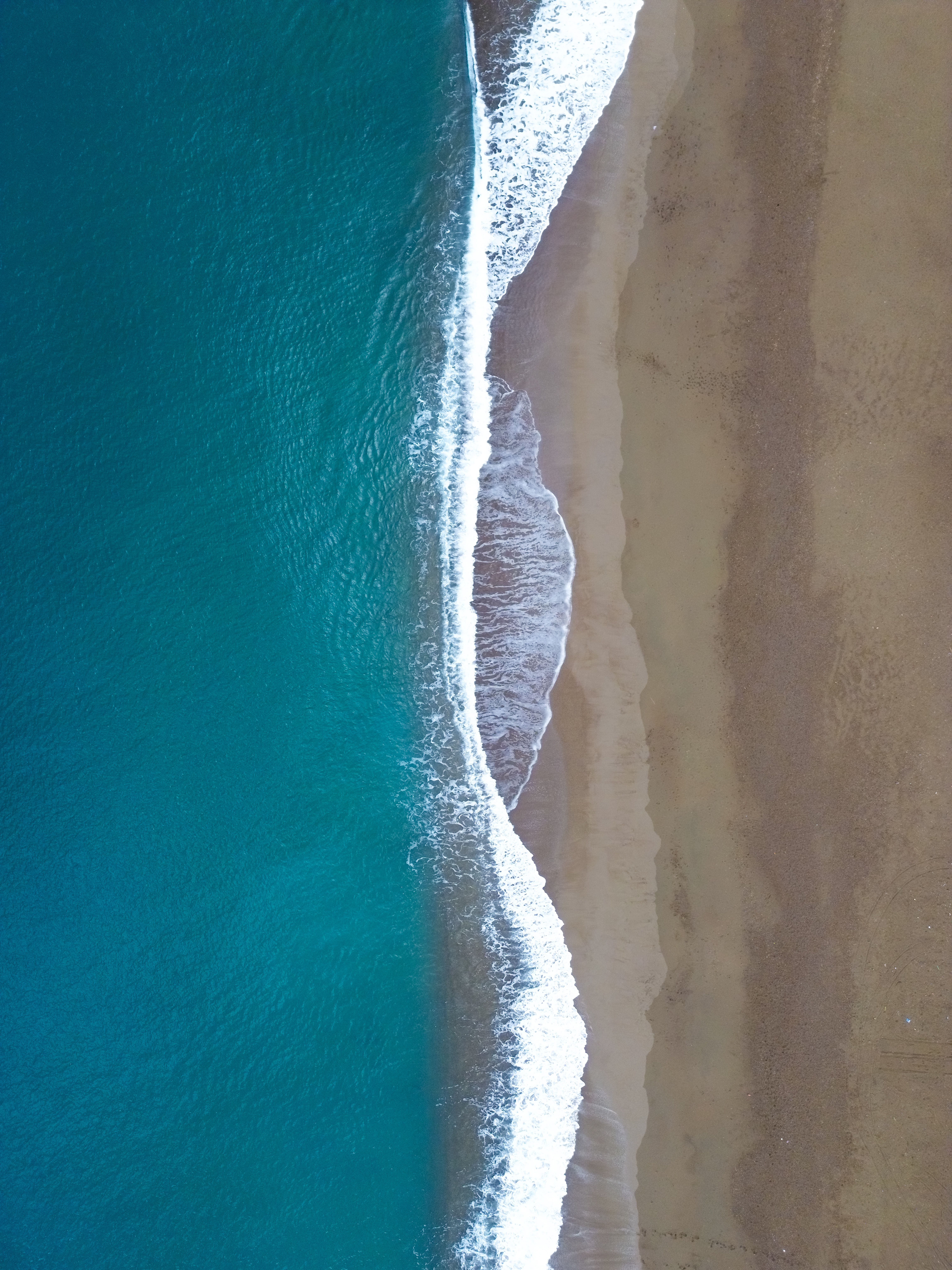 Vue Aérienne Des Vagues Sur La Plage De Sable · Photo gratuite