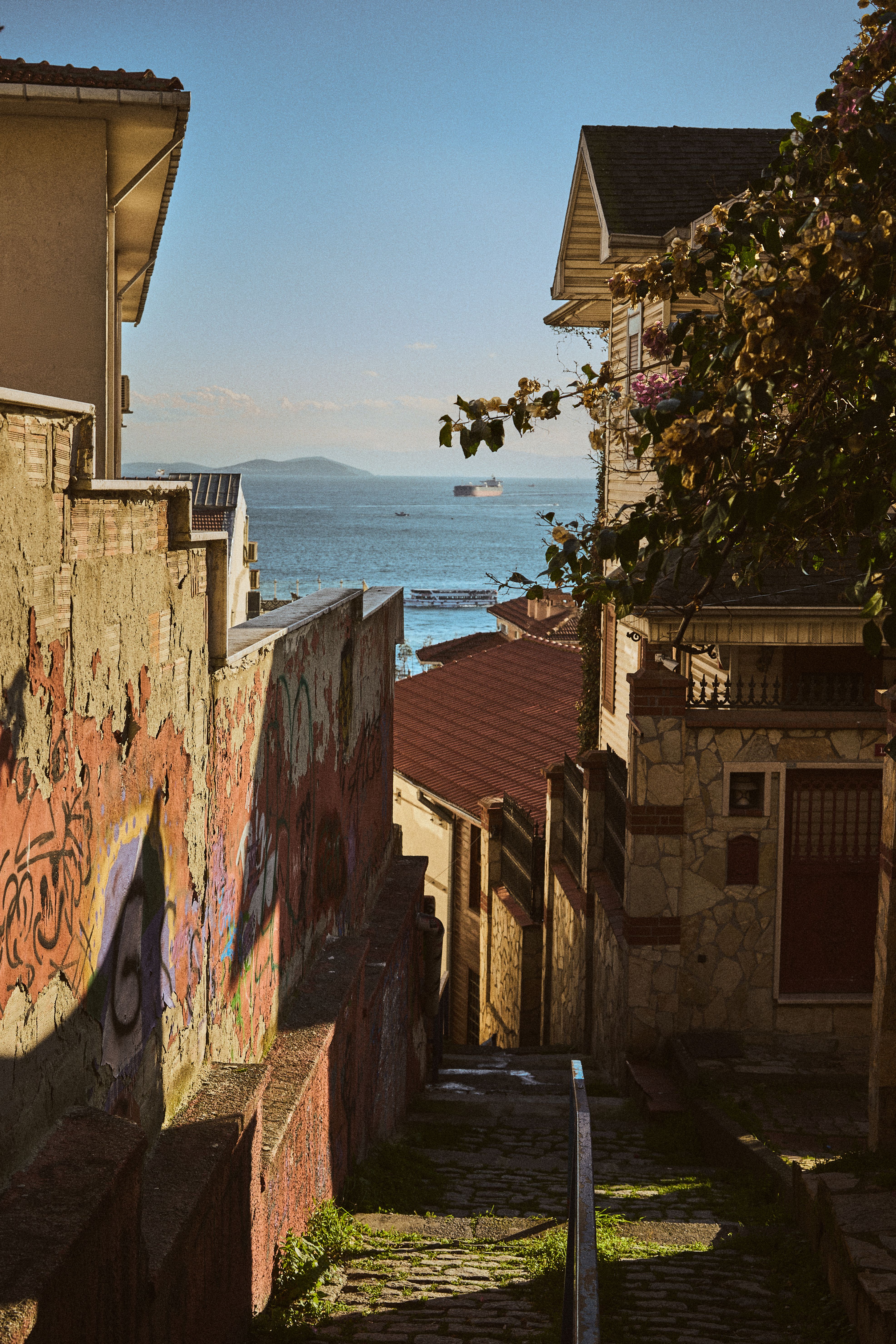 Charming Alleyway Overlooking the Bosphorus in Istanbul · Free Stock Photo