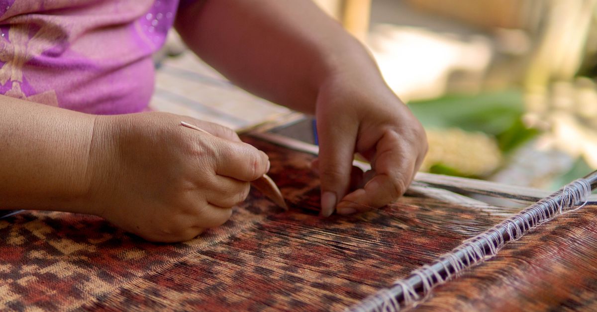 Pattern Gringsing Traditional Balinese Gringsing Weaving Process · Free Stock Photo