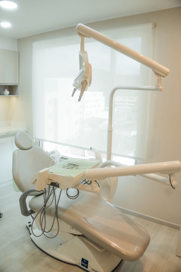 Consultorio dental moderno y limpio