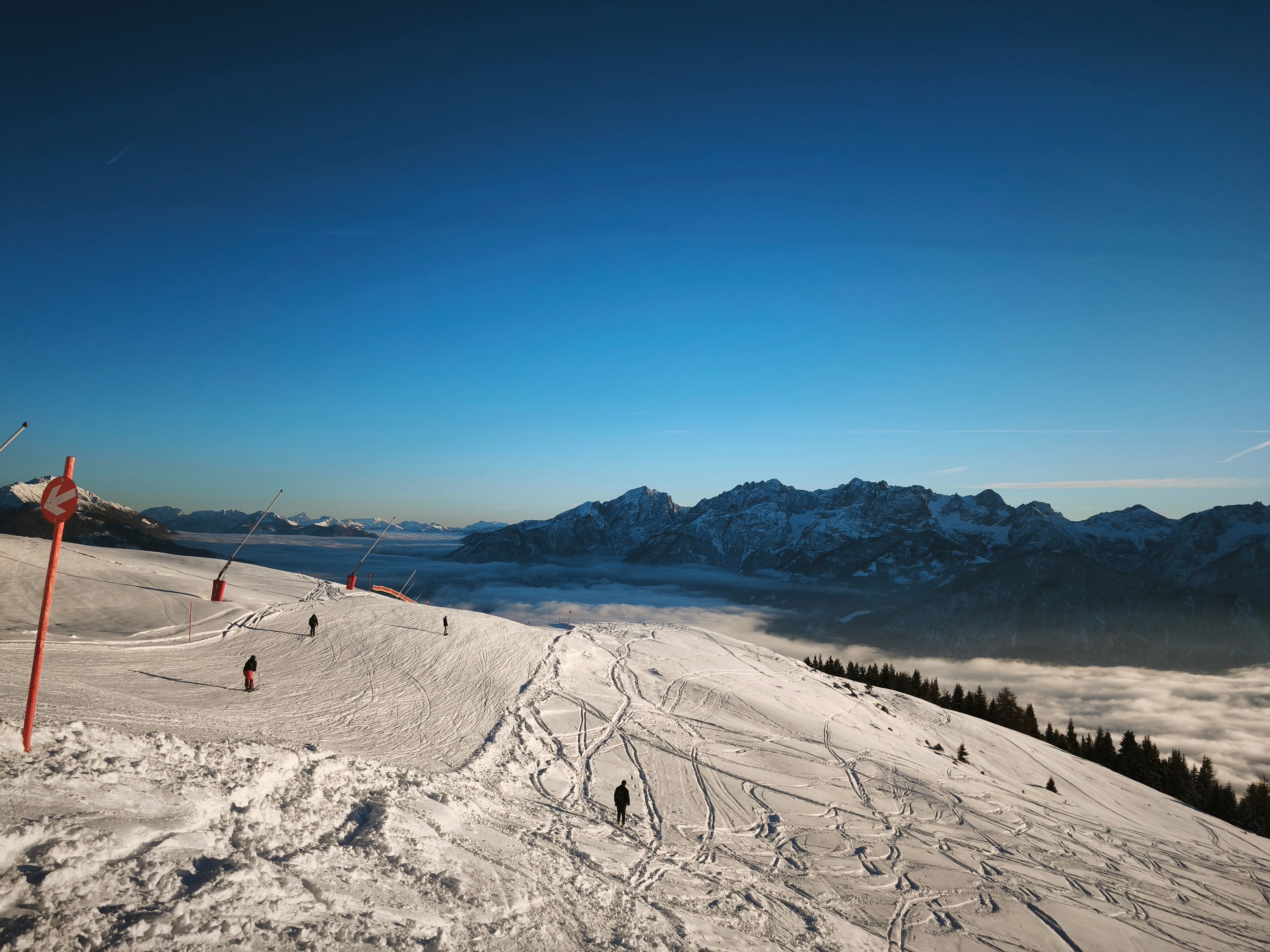 Stunning Alpine Ski Slope with Majestic Mountains · Free Stock Photo