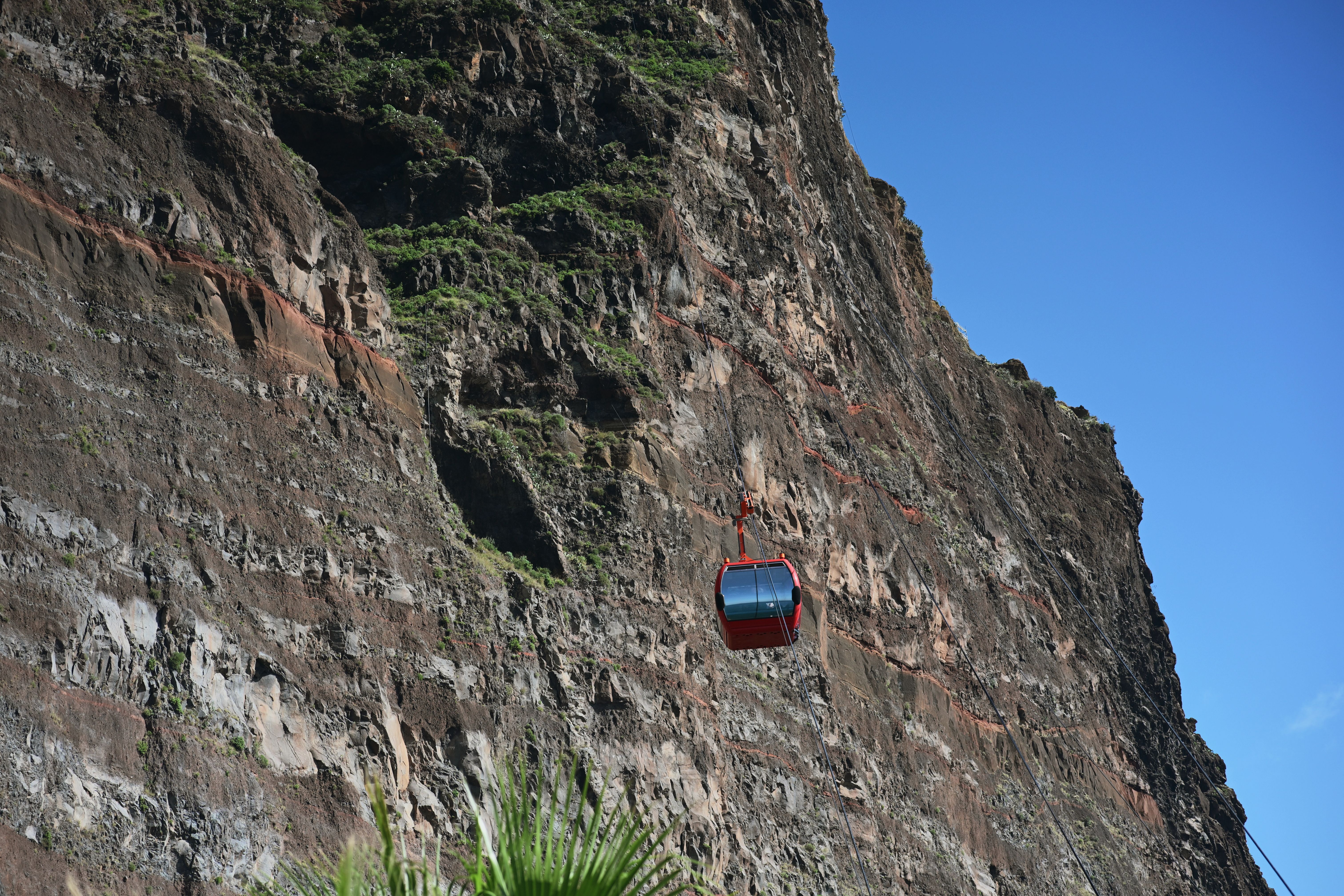 Scenic Madeira Cable Car on Rocky Cliffside · Free Stock Photo