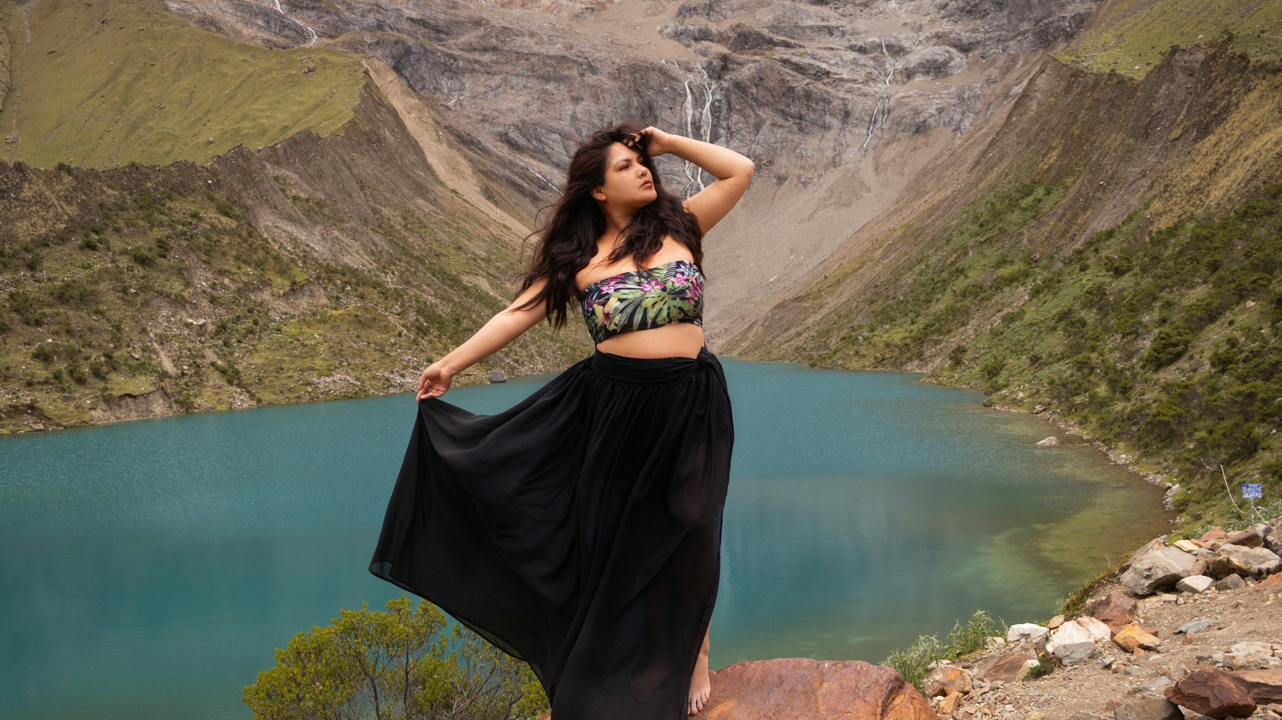 From vintage tops to maxi skirts, build your summer wardrobe with these it girl fashion trends — Photo by Dulce Panebra on Pe