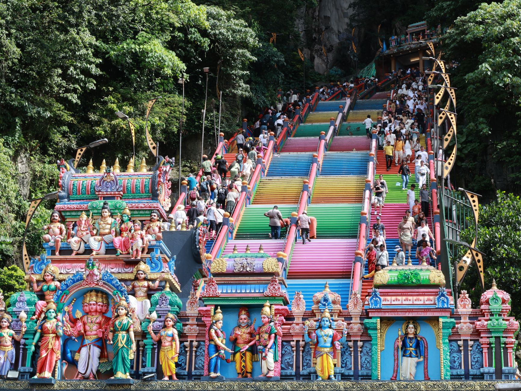 Menjelajahi Keajaiban Batu Caves Selangor: Kuil Hindu Megah di Malaysia