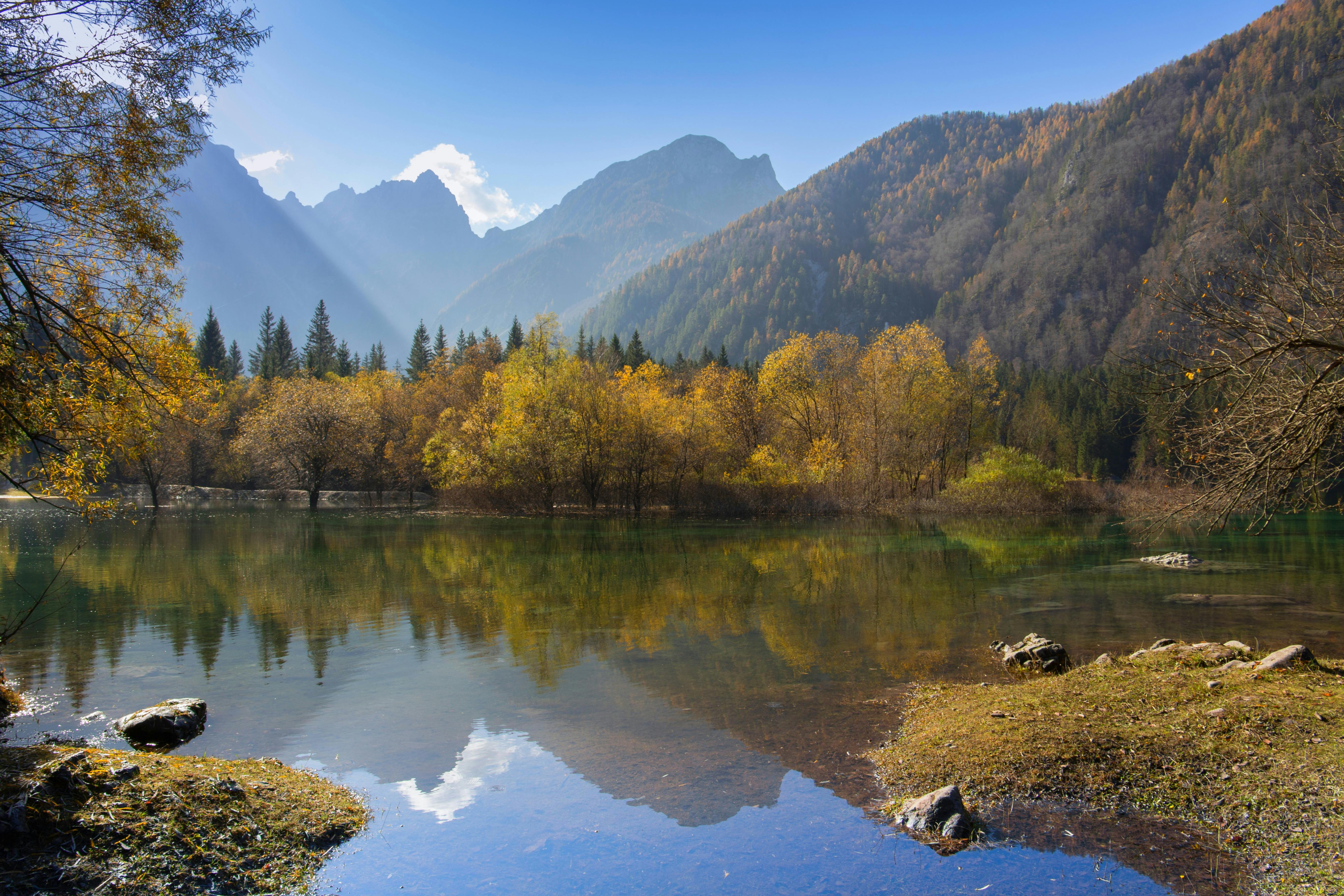 Serene Alpine Lake in Autumn Mountain Landscape · Free Stock Photo, image size:5472x3648