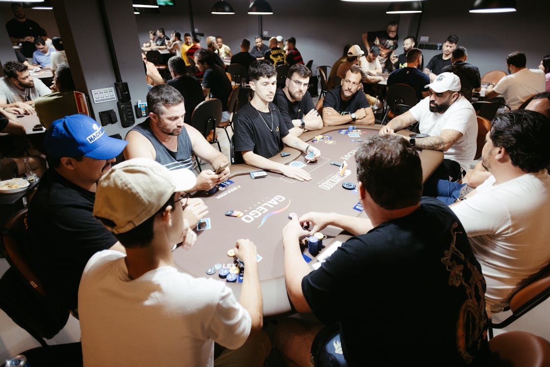 Partie de poker intense dans un casino animé