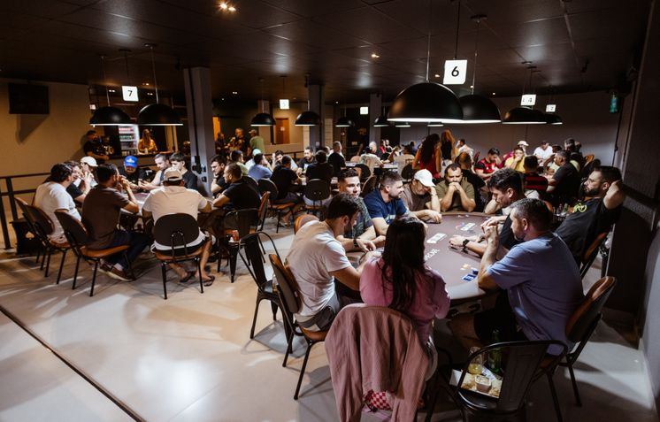 Online Casino: Spielautomaten und Live-Spiele im Überblick