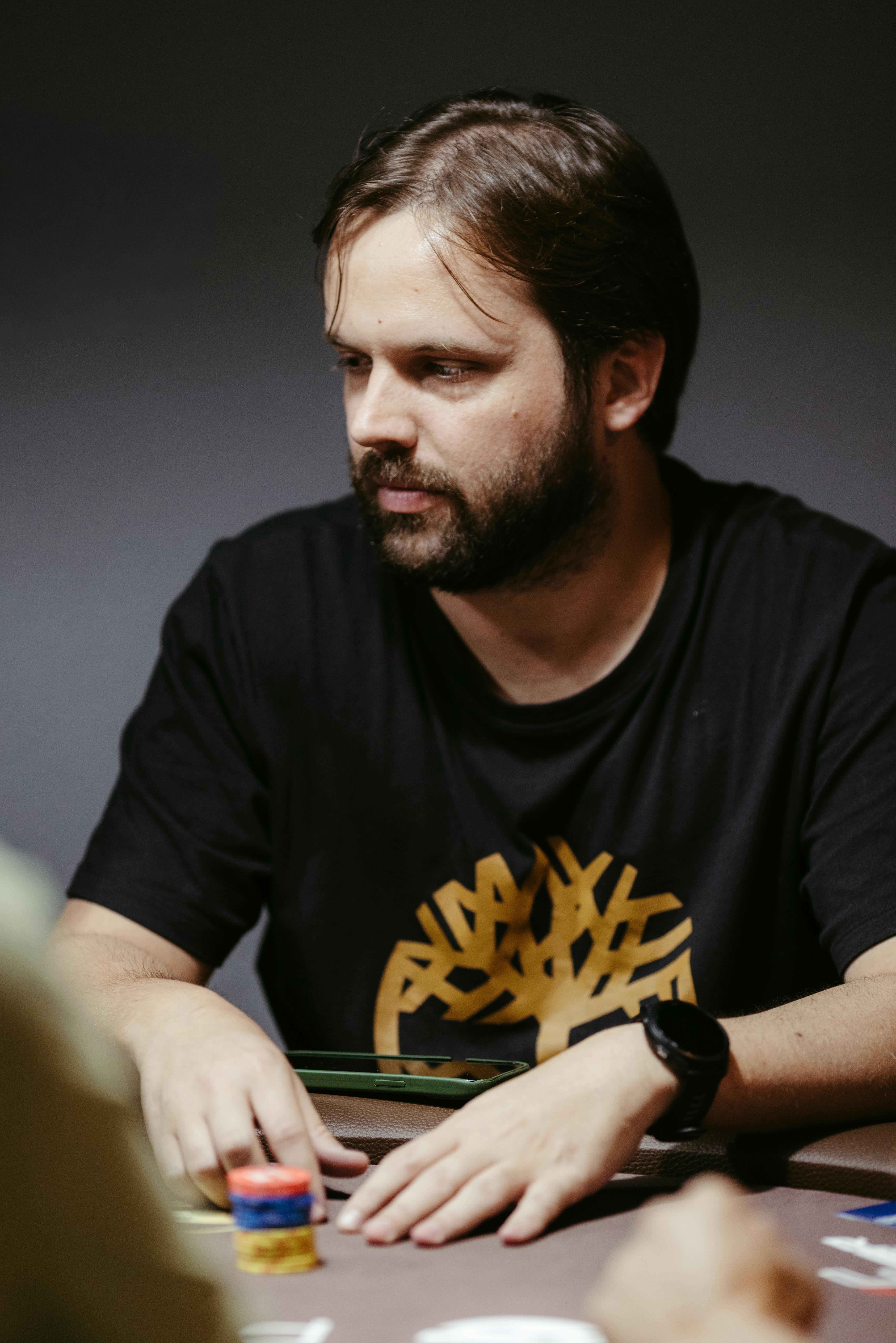 Jogador de poker focado em uma mesa