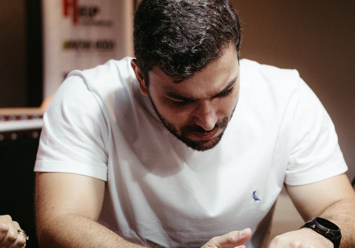 Online Casino Turnier mit Spielern am Spielautomaten