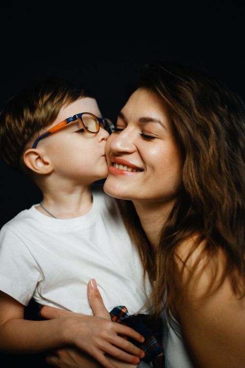 Madre E Hijo Compartiendo Un Momento Tierno · Foto de stock gratuita