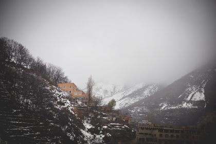 Vallée fleurie du Haut Atlas marocain au printemps