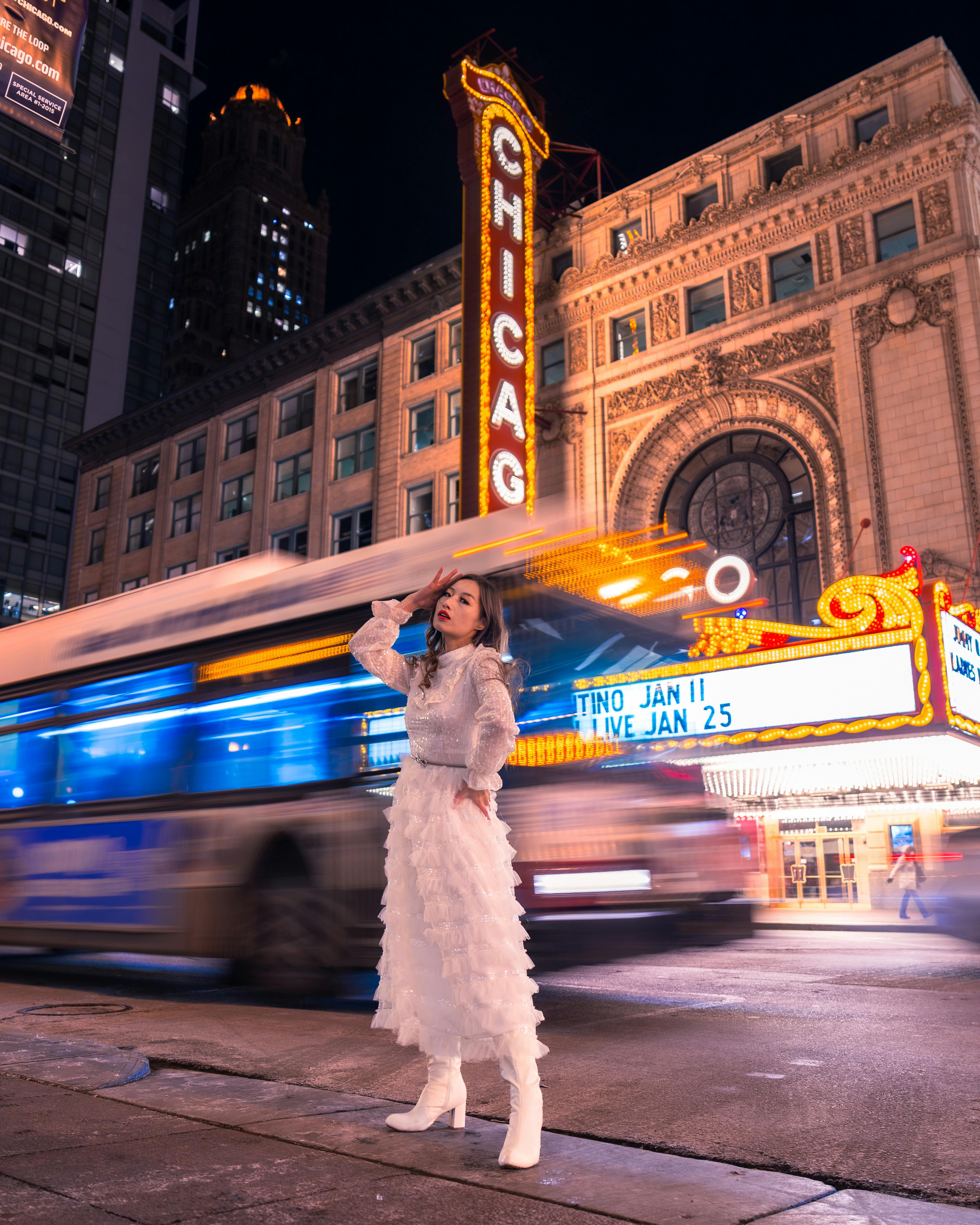 Zadarmo Módna žena pózuje v noci neďaleko historického divadla v Chicagu. Fotka z fotobanky