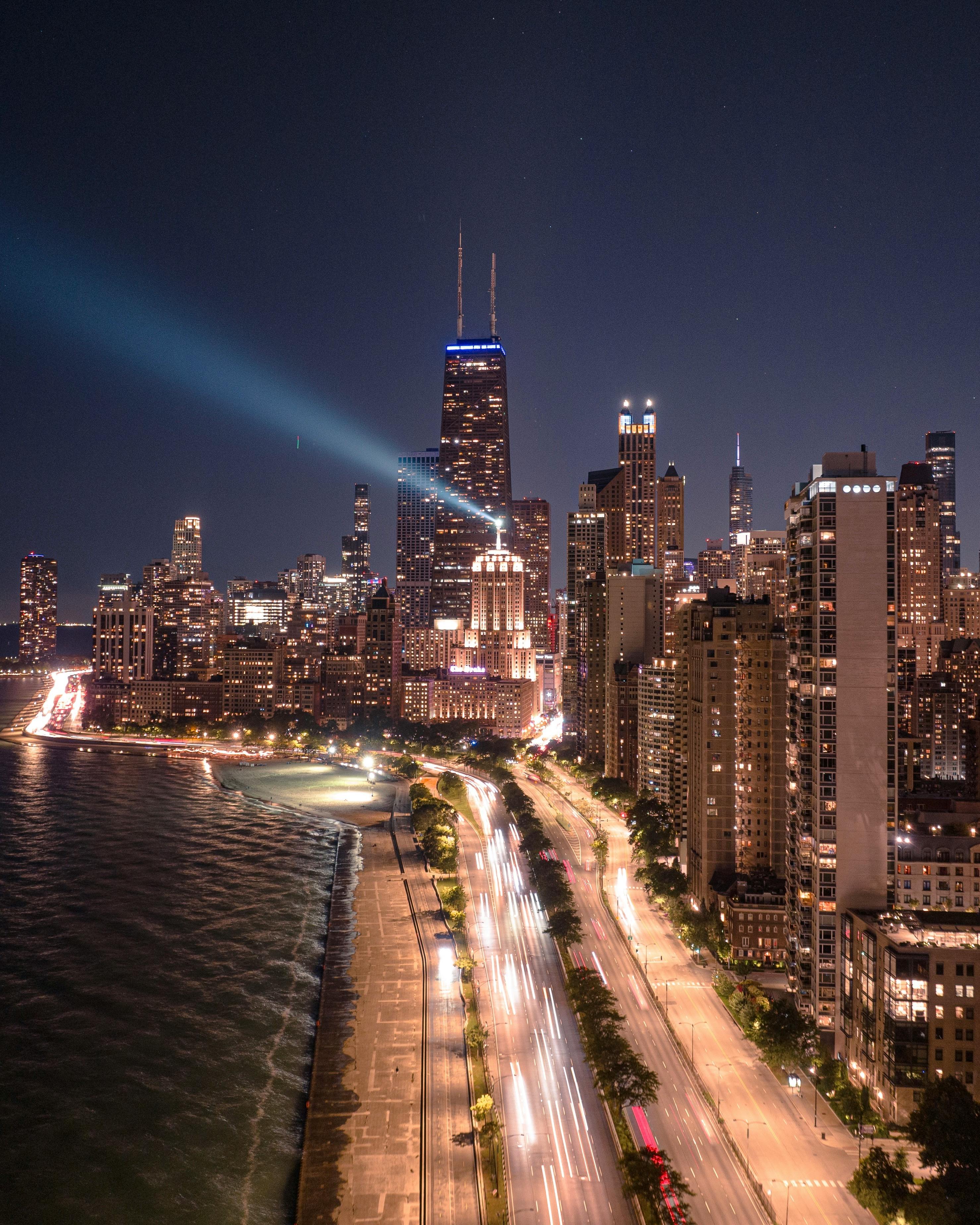 Kostnadsfria Fantastisk flygbild av Chicagos silhuett på natten med dynamisk trafik och starka ljus. Stock foto