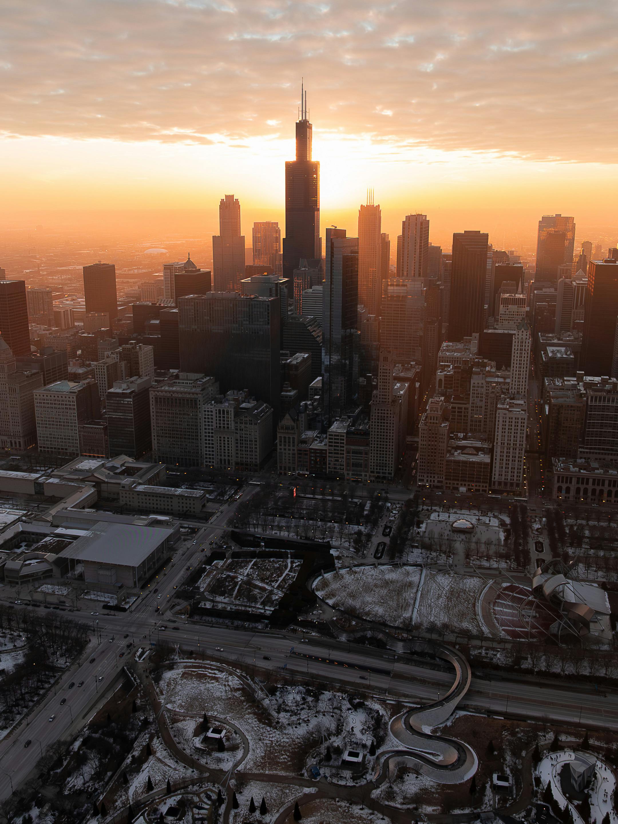 Kostnadsfria Flygfoto över Chicagos silhuett vid soluppgången med Willis Tower. Stock foto