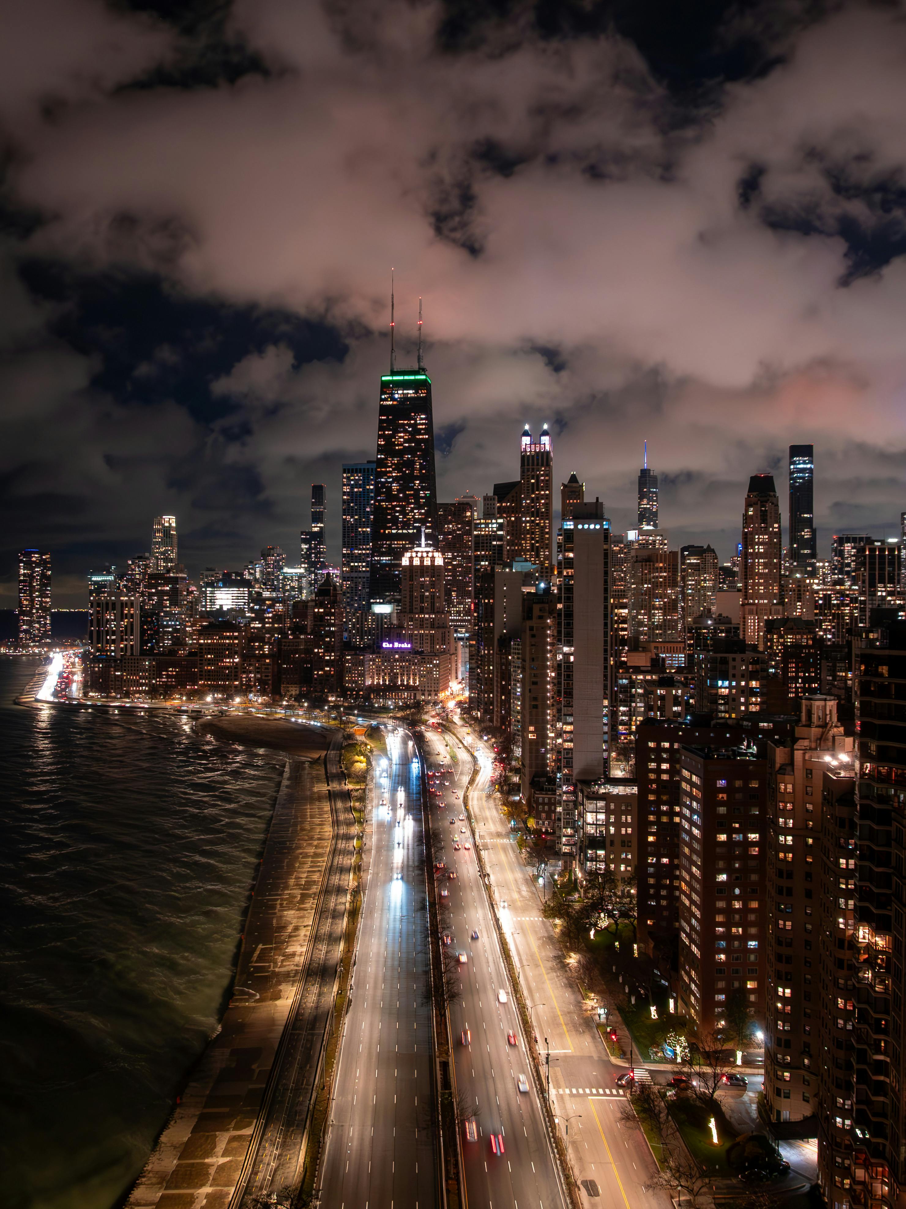 Kostnadsfria En hisnande utsikt över Chicagos upplysta skyline på natten, som visar upp livfulla stadsljus. Stock foto