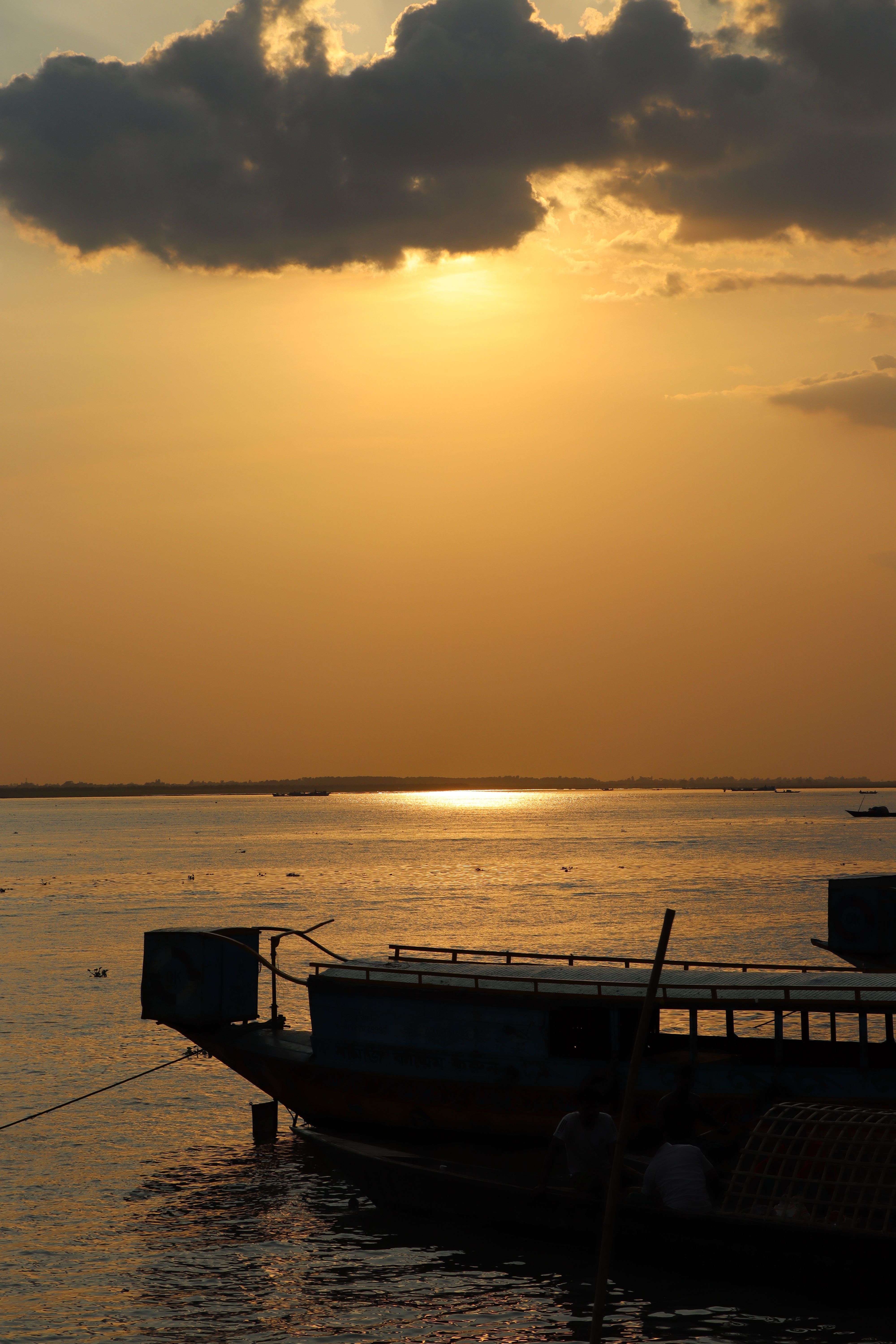 Serene Sunset Over Tranquil Lake Waters · Free Stock Photo