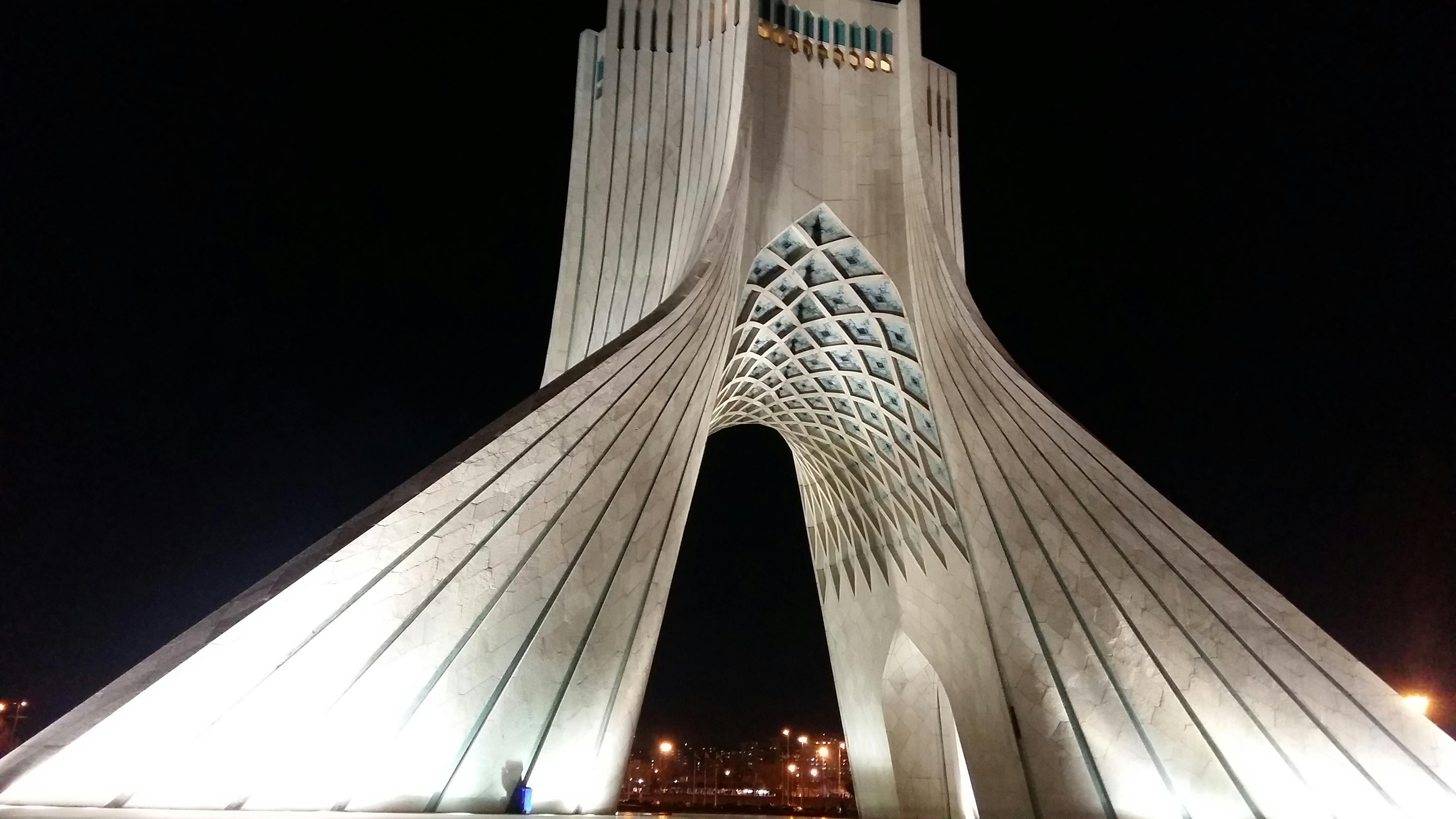 Kostenlos Atemberaubender Nachtblick auf den Azadi-Turm, ein Wahrzeichen von Teheran, Iran, der vor dem Nachthimmel erleuchtet ist. Stock-Foto
