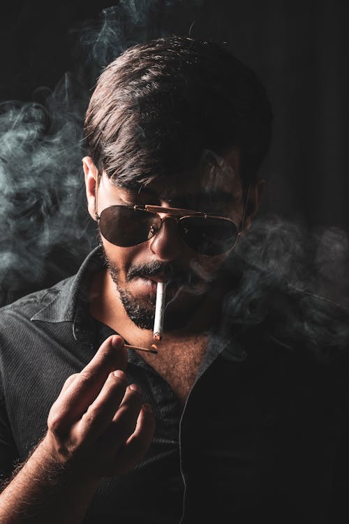 Foco Diferencial Fotografia De Homem Fumando Cigarro