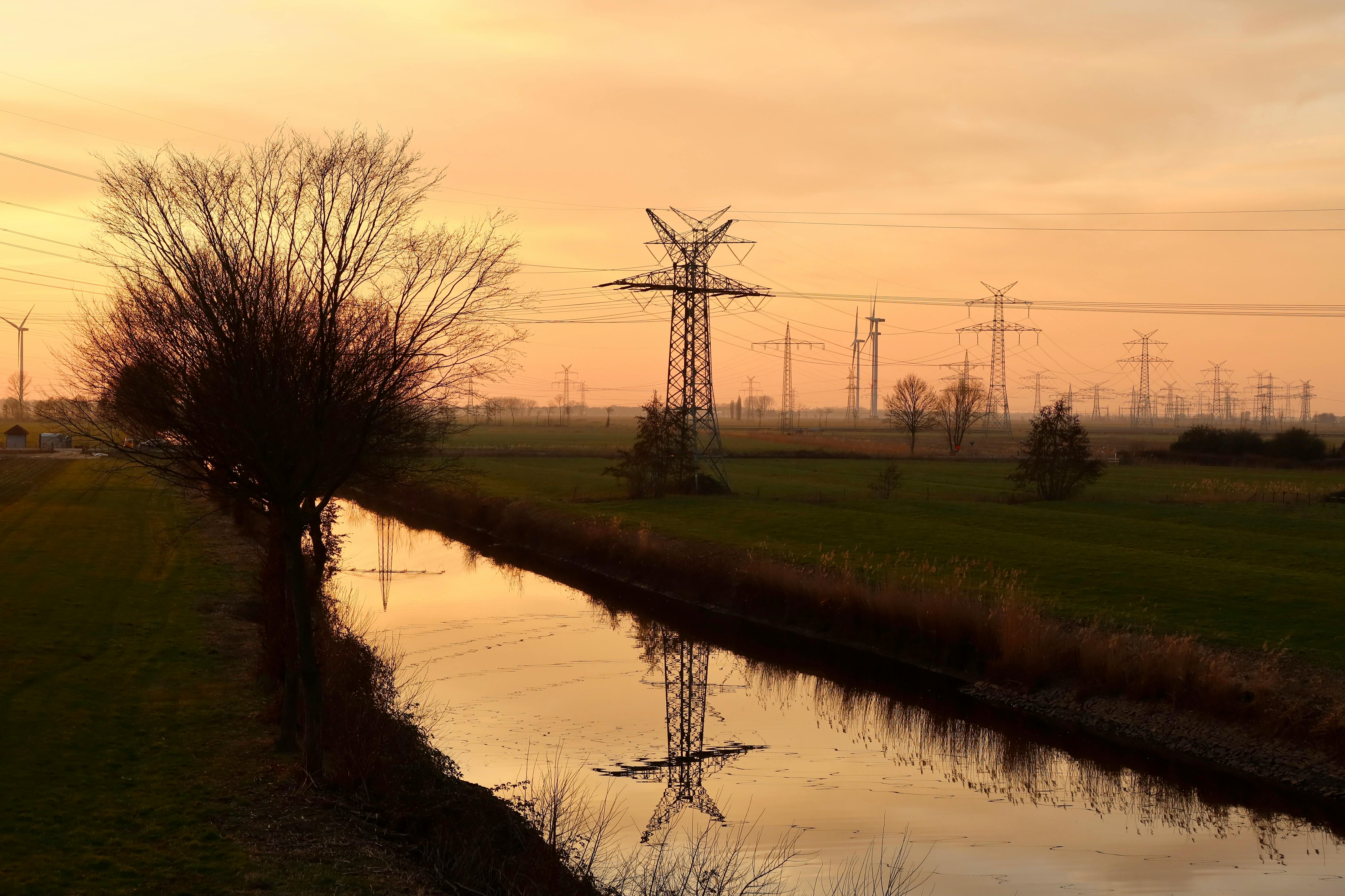 Interieur van een modern kantoorgebouw dat wetgeving symboliseert