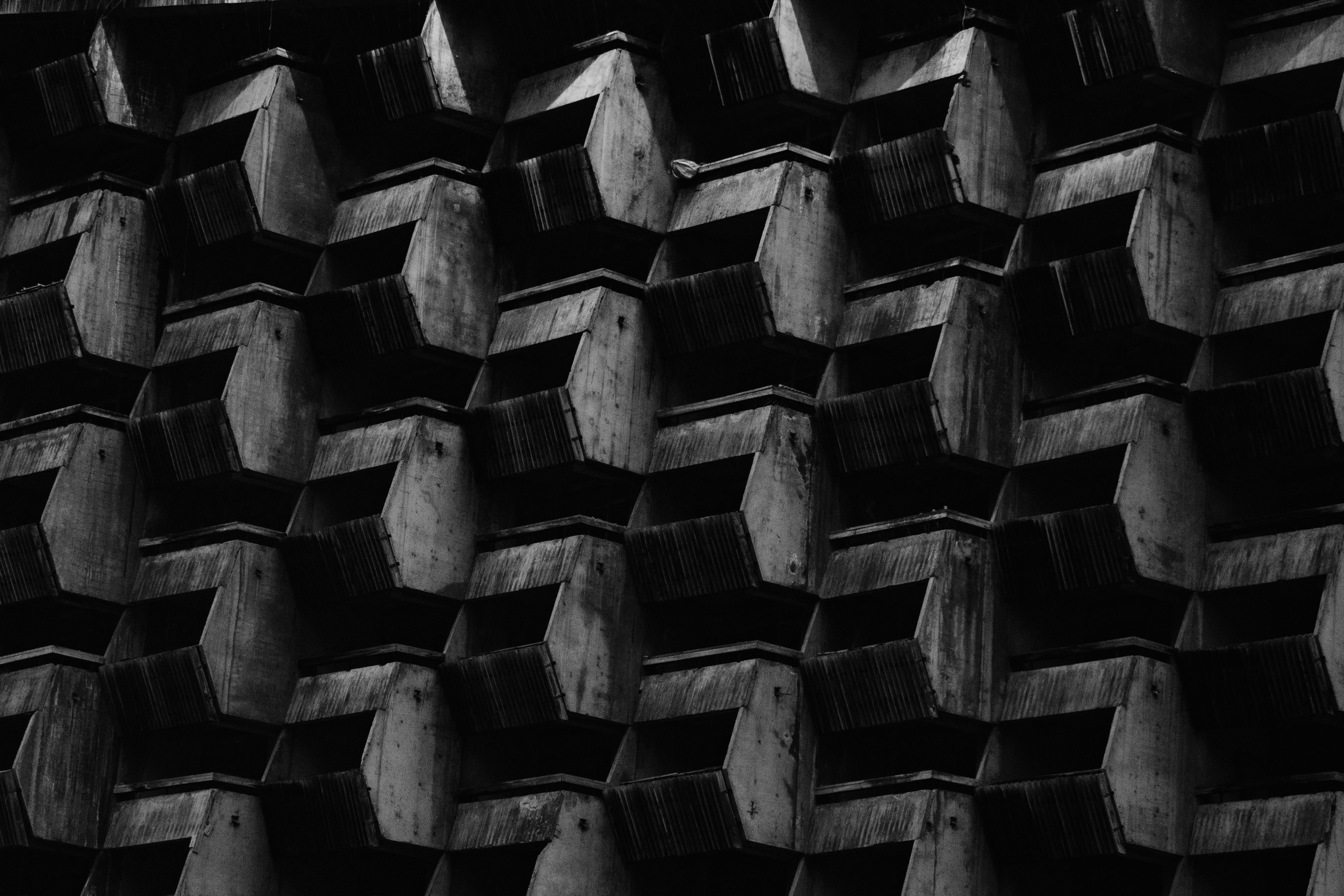 Zadarmo Geometrická betónová fasáda v čiernej a bielej farbe zobrazujúca mestský architektonický dizajn. Fotka z fotobanky