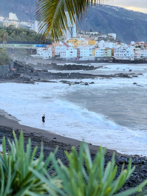 Plaża na Wyspach Kanaryjskich - widok na ocean i skały wulkaniczne