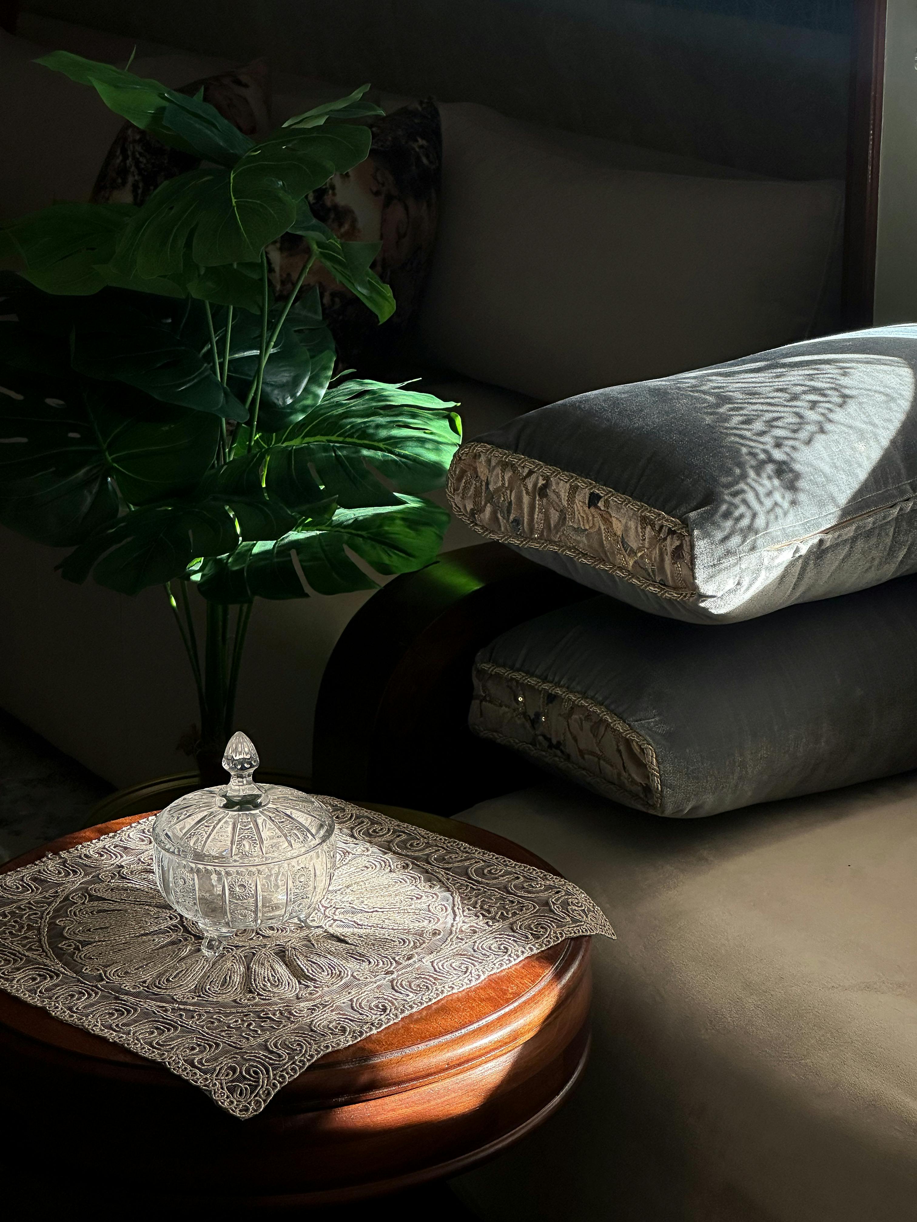 Gratuit Colț elegant de living cu o plantă monstera, un borcan de sticlă și perne confortabile în lumina blândă a soarelui. Fotografie de stoc