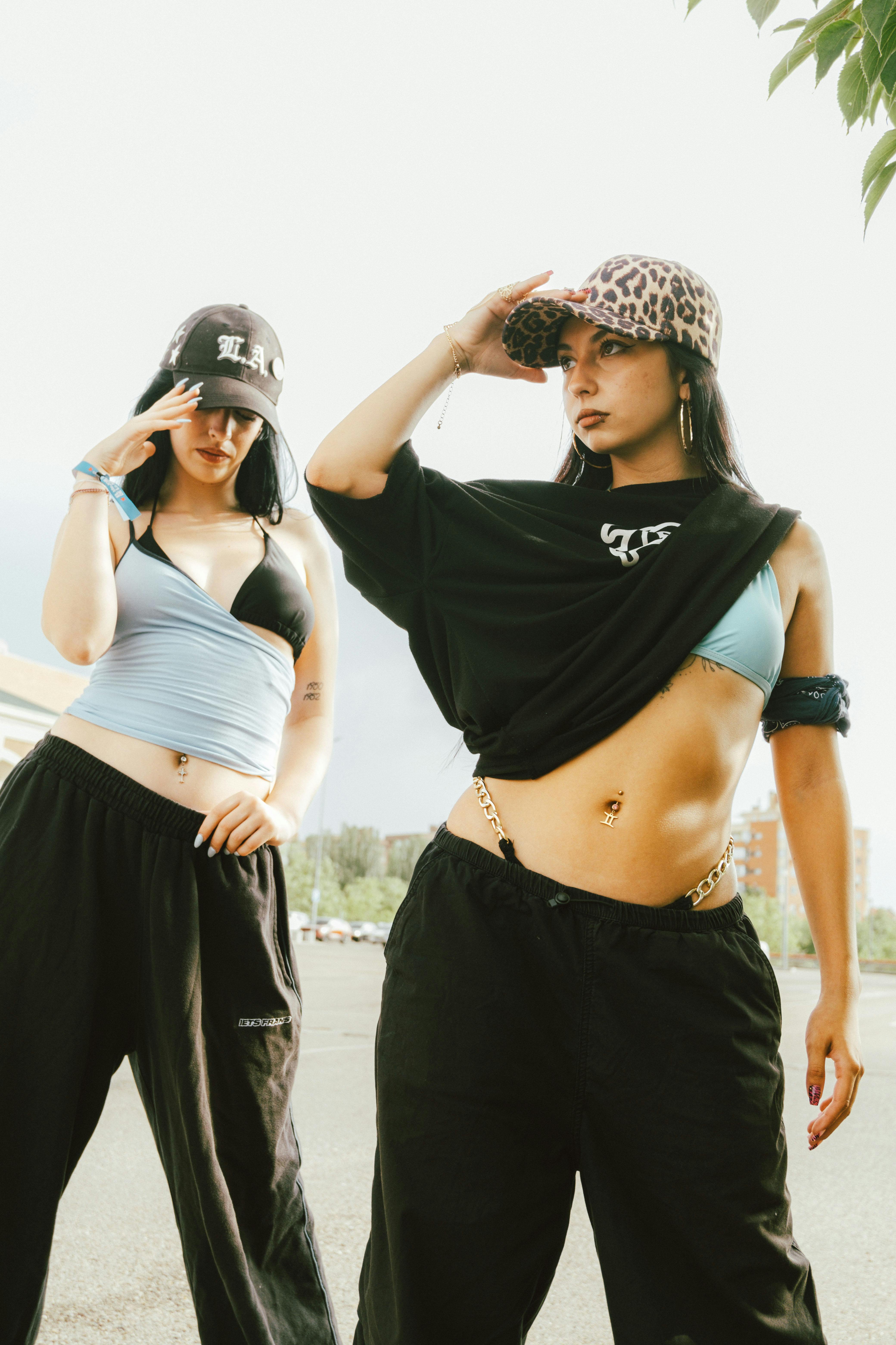 Gratuit La mode urbaine tendance capturée à Madrid, mettant en valeur les styles streetwear modernes. Photos