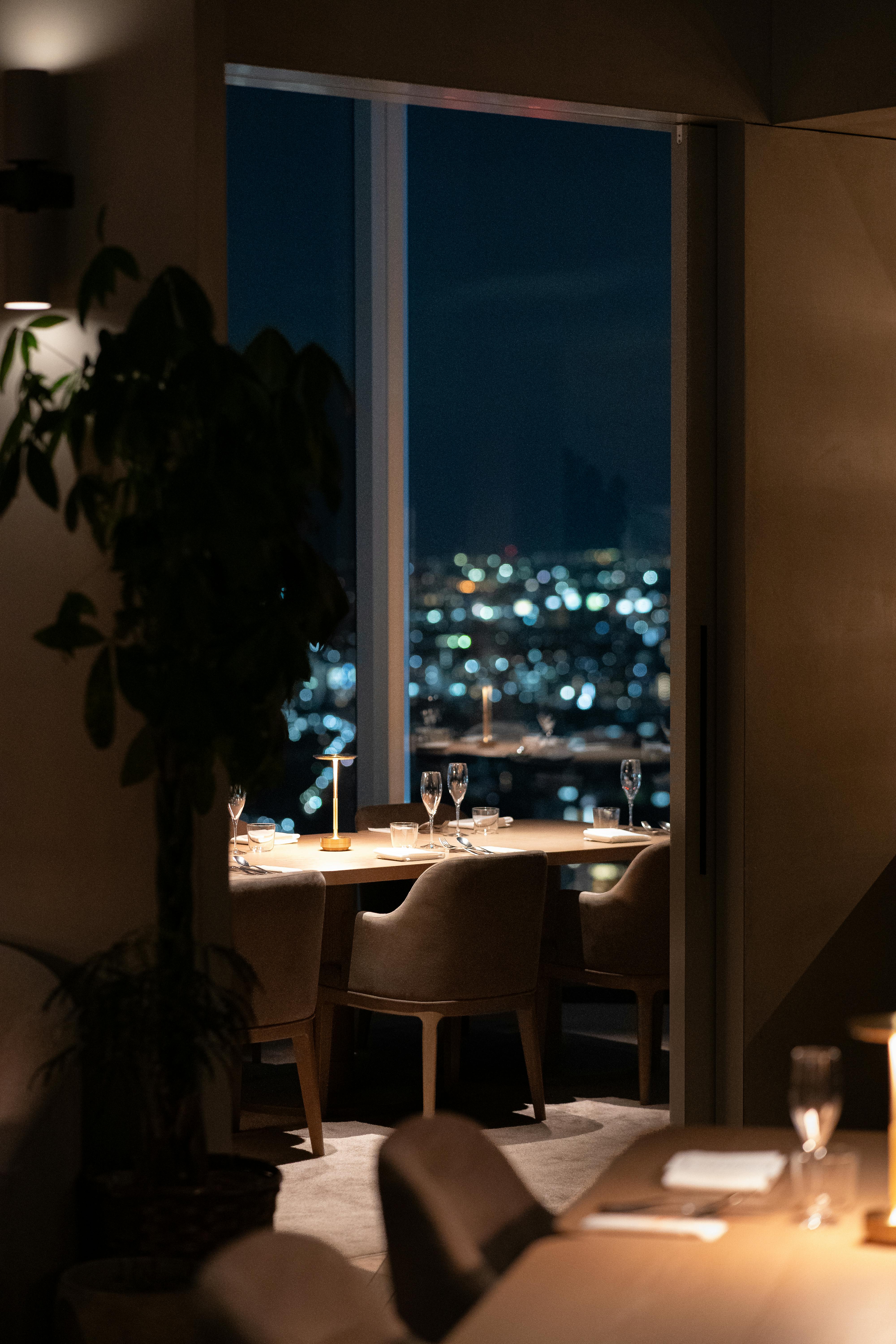 De franc Elegant ambientació en un restaurant de Tòquio amb unes impressionants vistes de la ciutat a la nit. Foto d'estoc