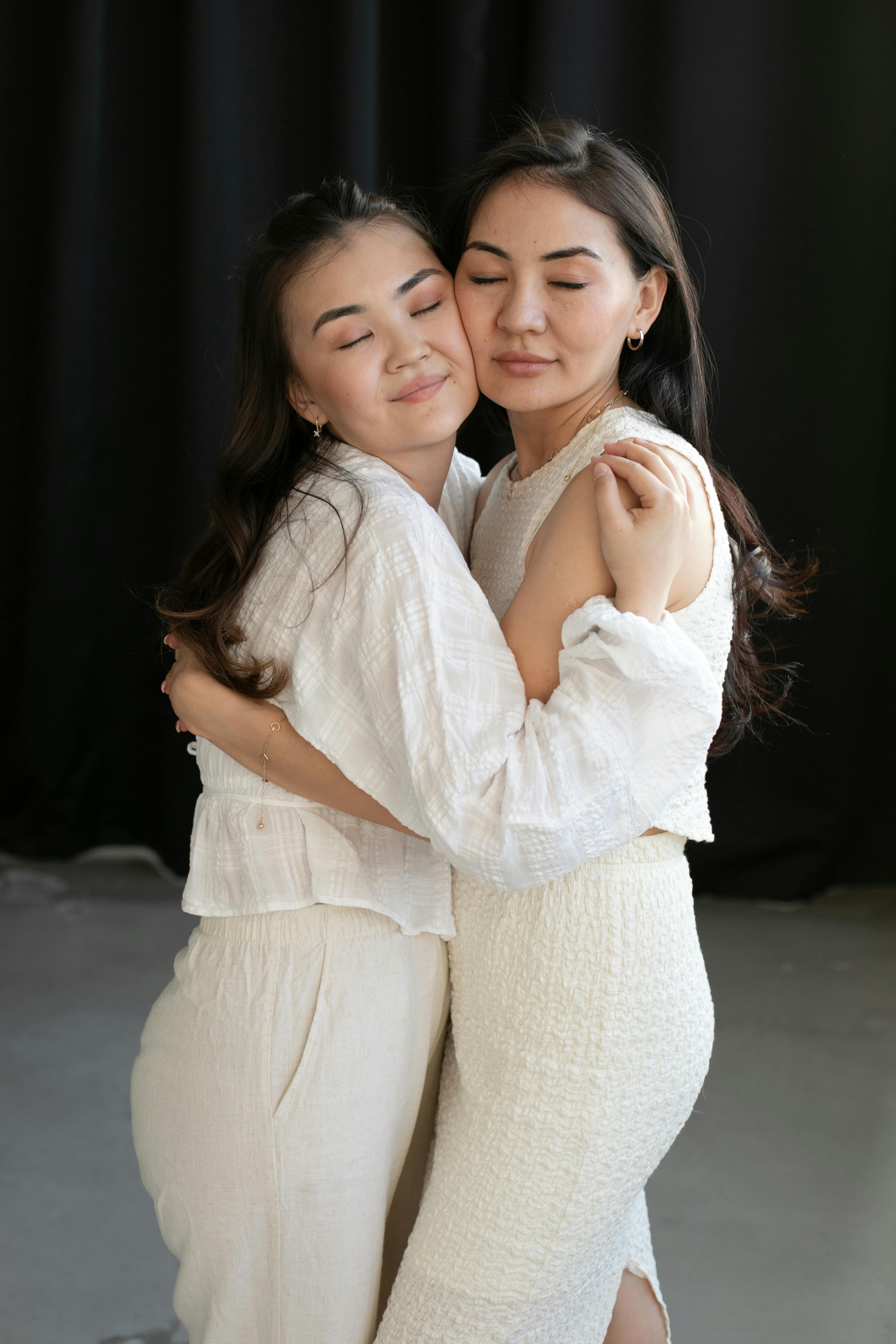 De franc Dues dones amb roba lleugera s'abracen tendrament a l'interior, transmetent calidesa i amistat. Foto d'estoc