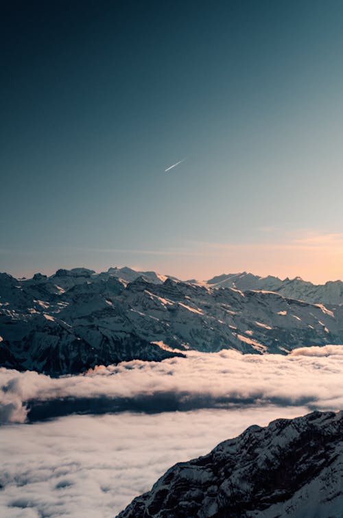 Безкоштовне стокове фото на тему «блакитне небо, гірські вершини, гори»